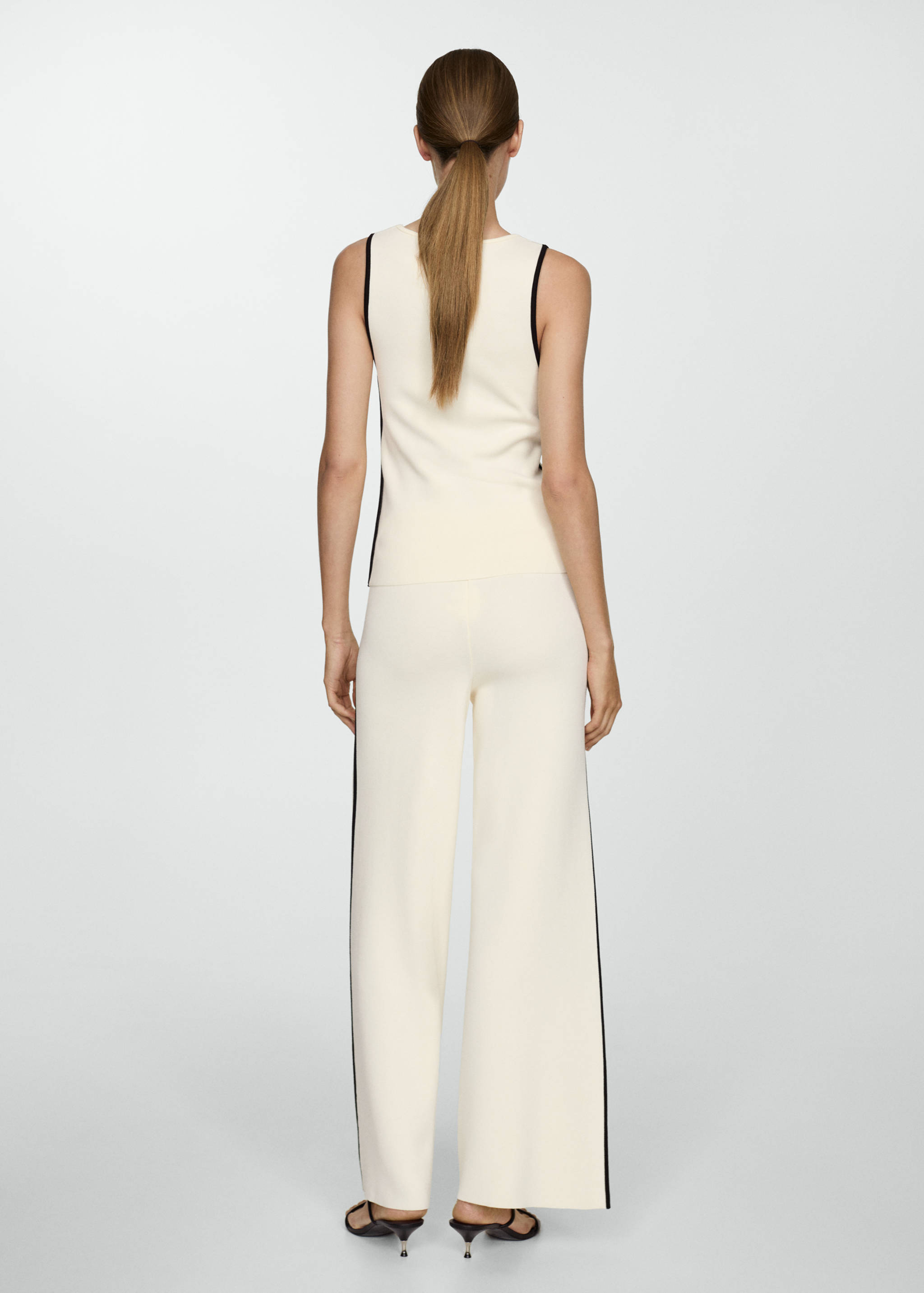 Stricktop mit Kontrastdetails - Rückseite des Artikels