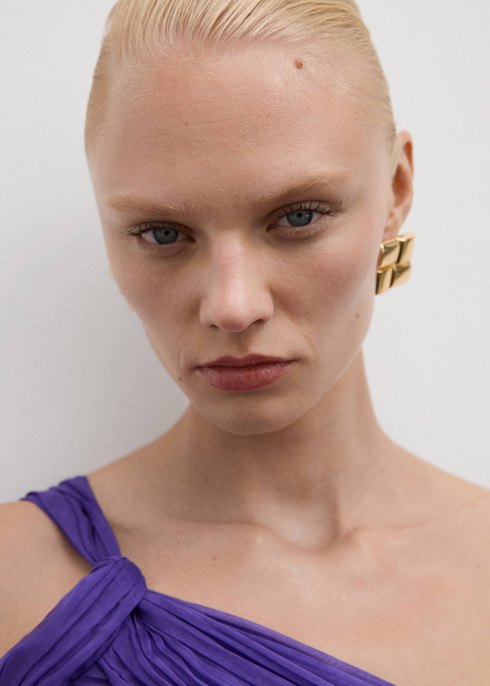 Kurzes asymmetrisches Kleid mit drapierten Details - Detail des Artikels 1