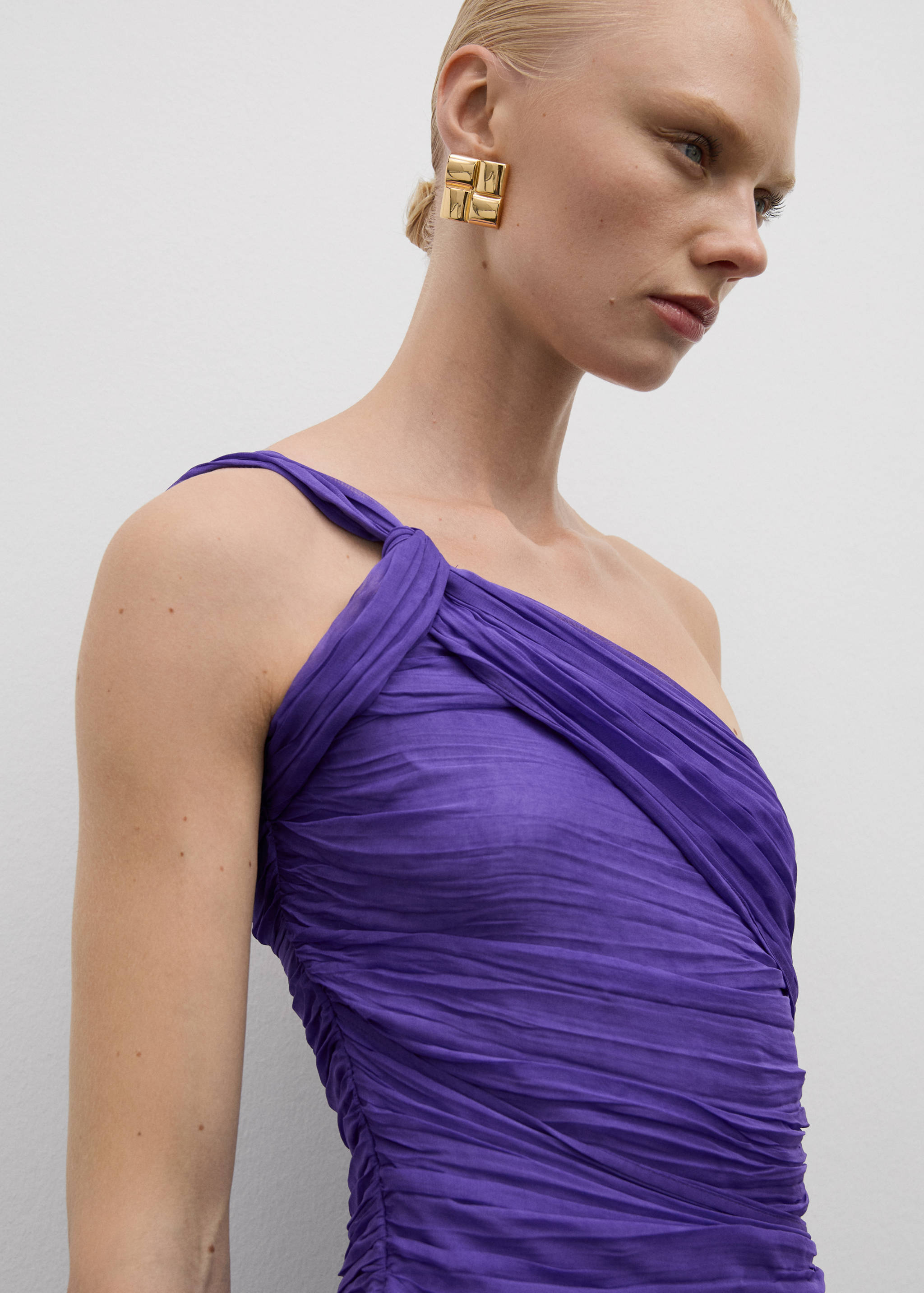 Kurzes asymmetrisches Kleid mit drapierten Details - Detail des Artikels 6