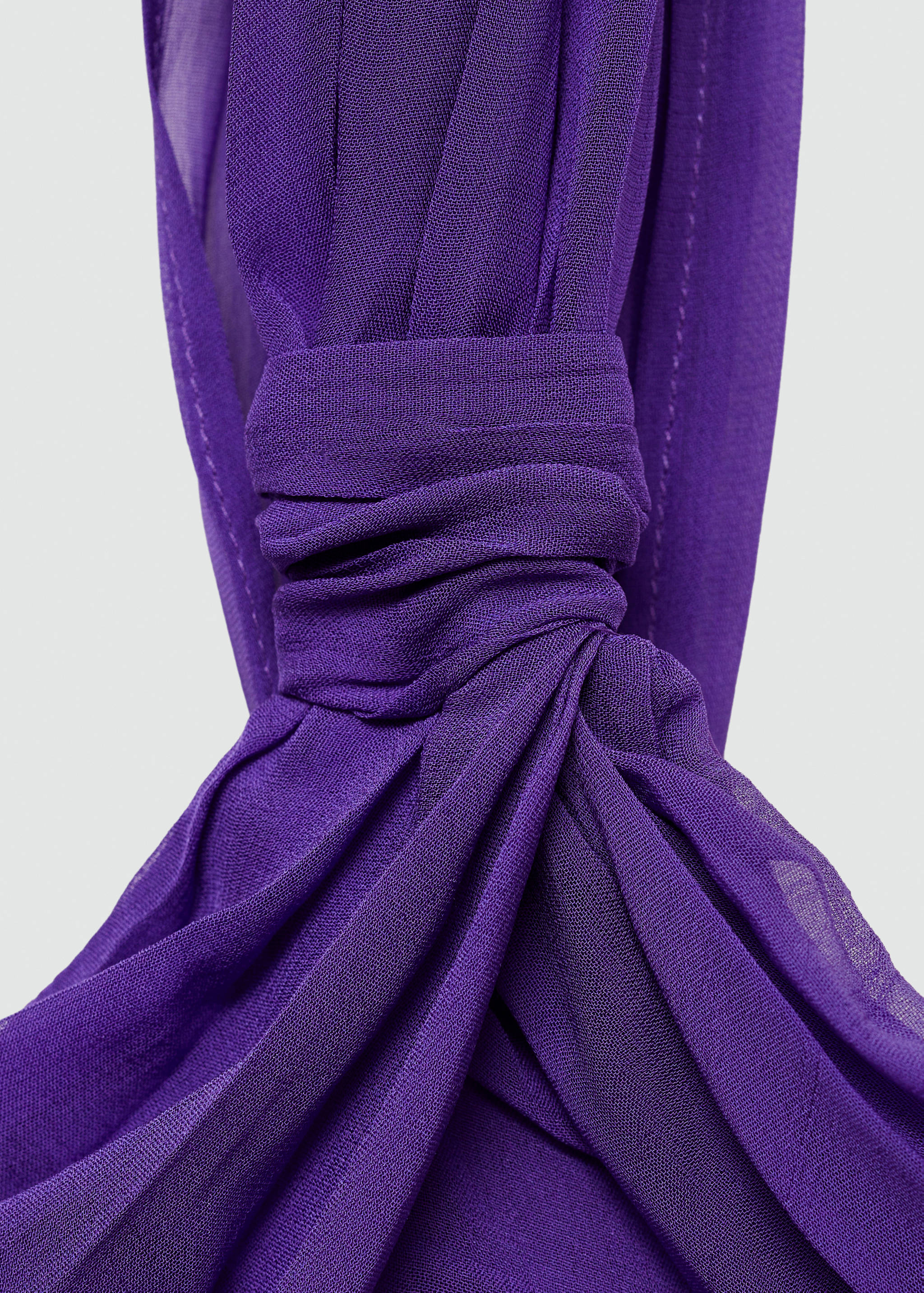 Kurzes asymmetrisches Kleid mit drapierten Details - Detail des Artikels 8