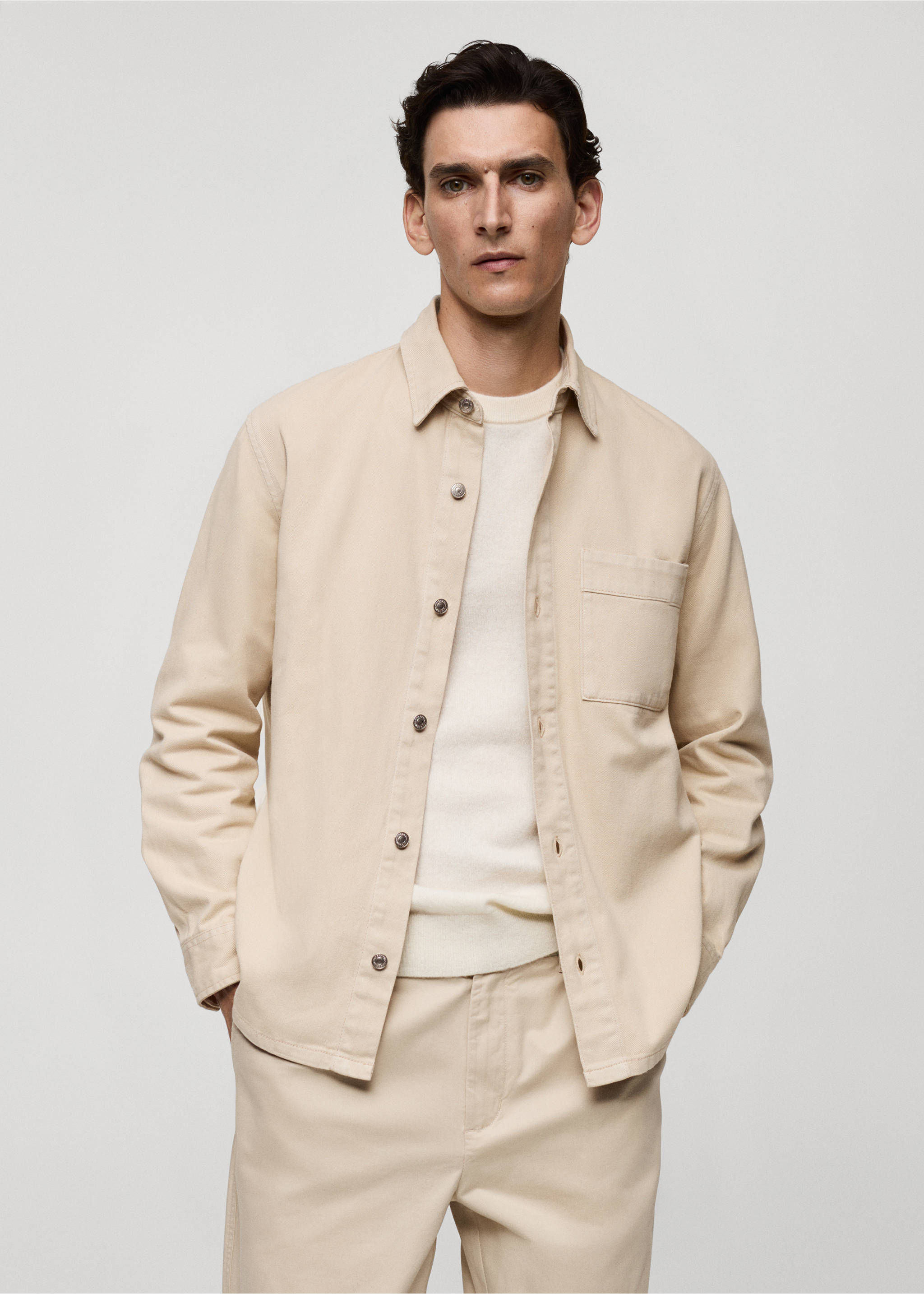 Surchemise jean poche - Plan moyen, Beige. Ref: 77064440-00.