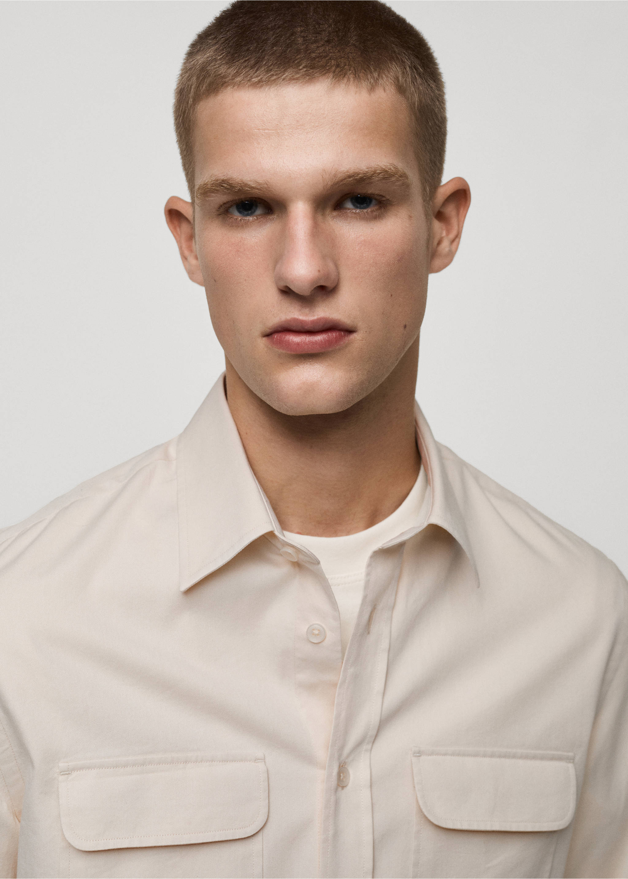 Overshirt aus Baumwoll-Twill mit Taschen - Detail des Artikels 1, Cremeweiß. Ref: 77064450-00.