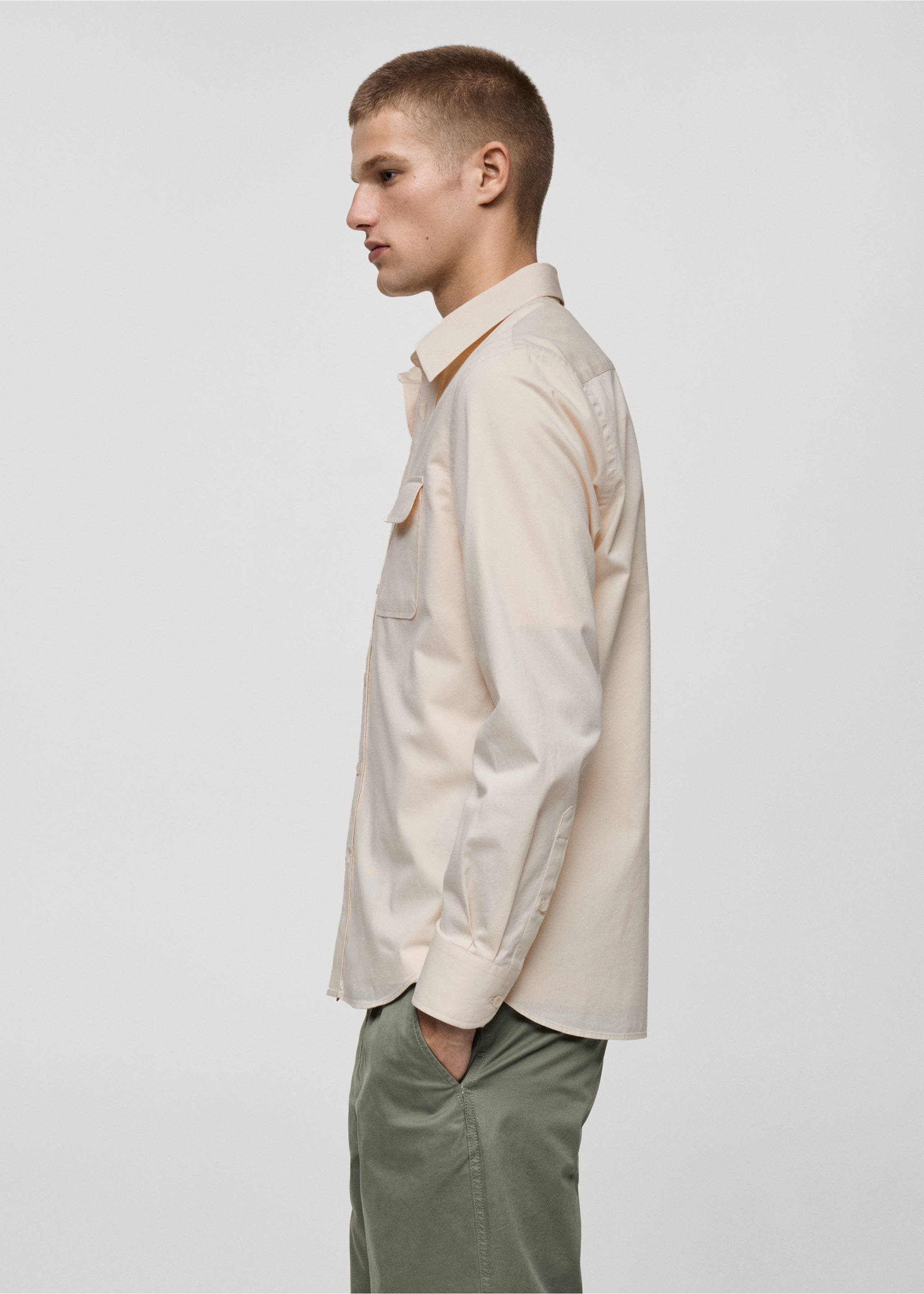 Overshirt aus Baumwoll-Twill mit Taschen - Detail des Artikels 2, Cremeweiß. Ref: 77064450-00.