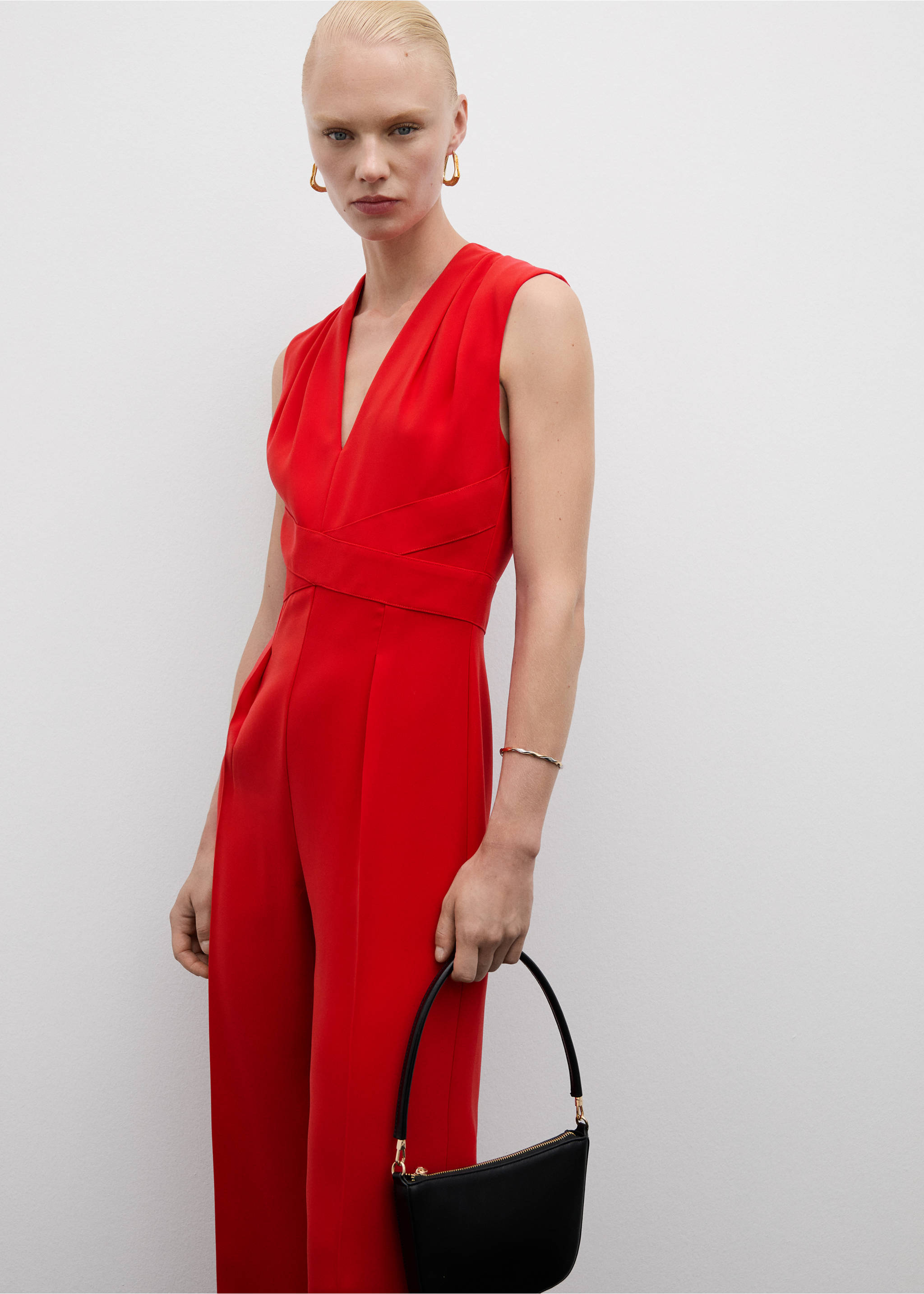 Combi-pantalon détail croisé - Plan moyen, Rouge. Ref: 77064776-00.