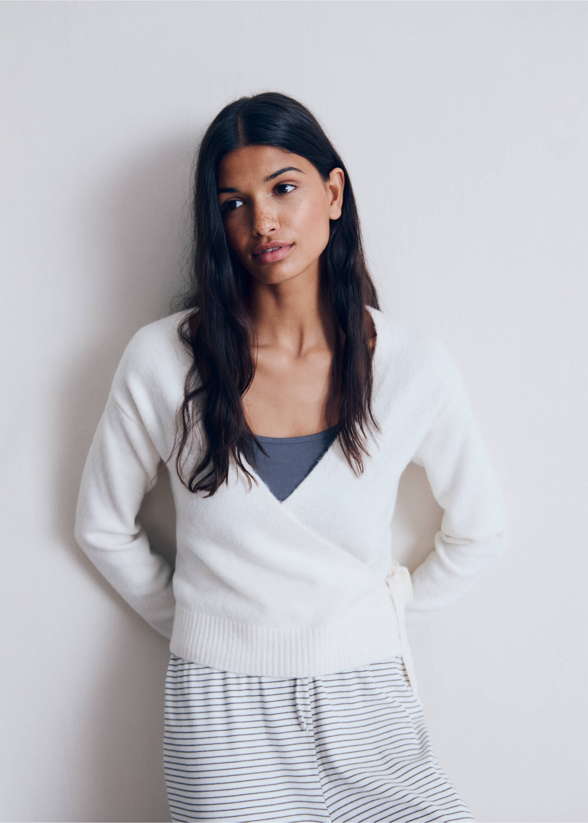 Cardigan in Wickel-Optik mit Schleife - Detail des Artikels 6, Ecru. Ref: 77064782-00.