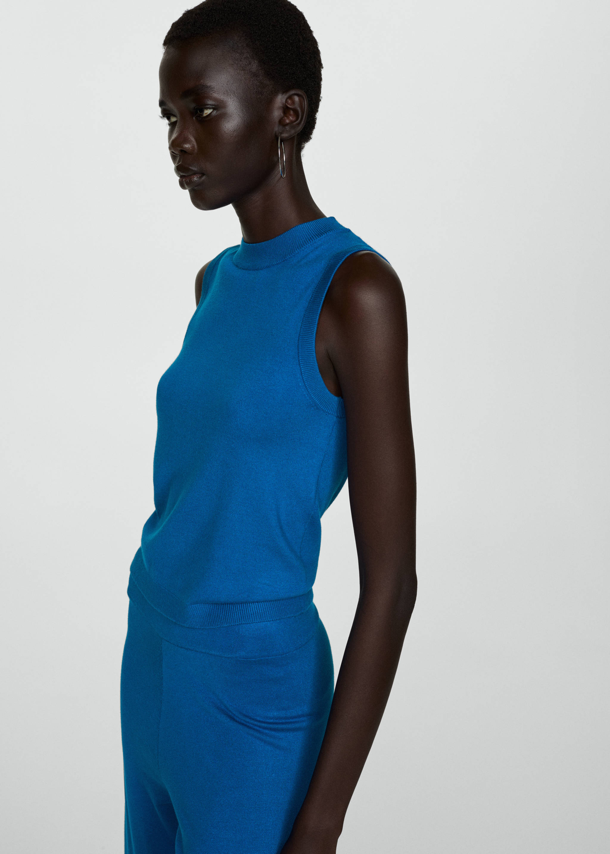 Úpletový top se širokými ramínky - Náhled ve středové rovině