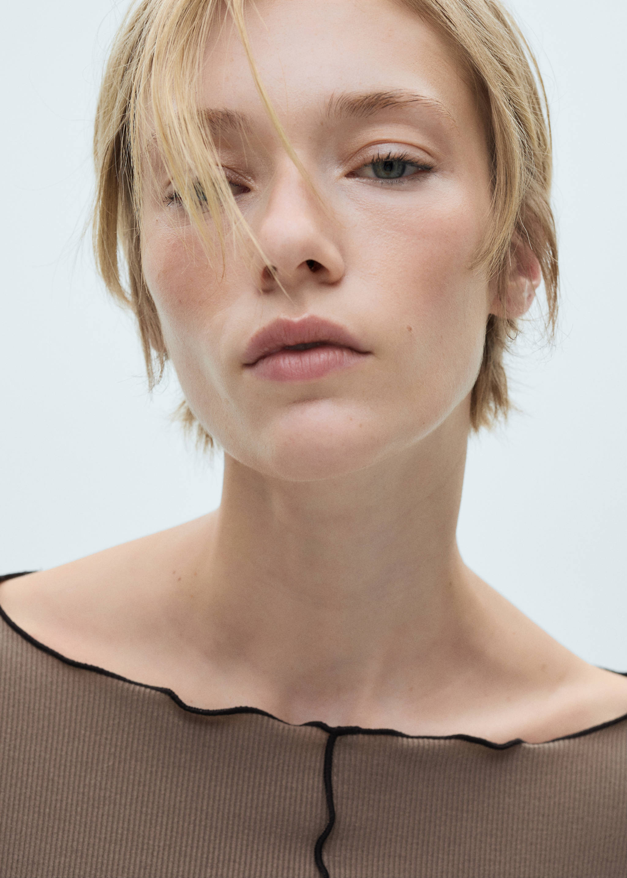 Long-sleeved t-shirt with decorative seams - Details of the article 1