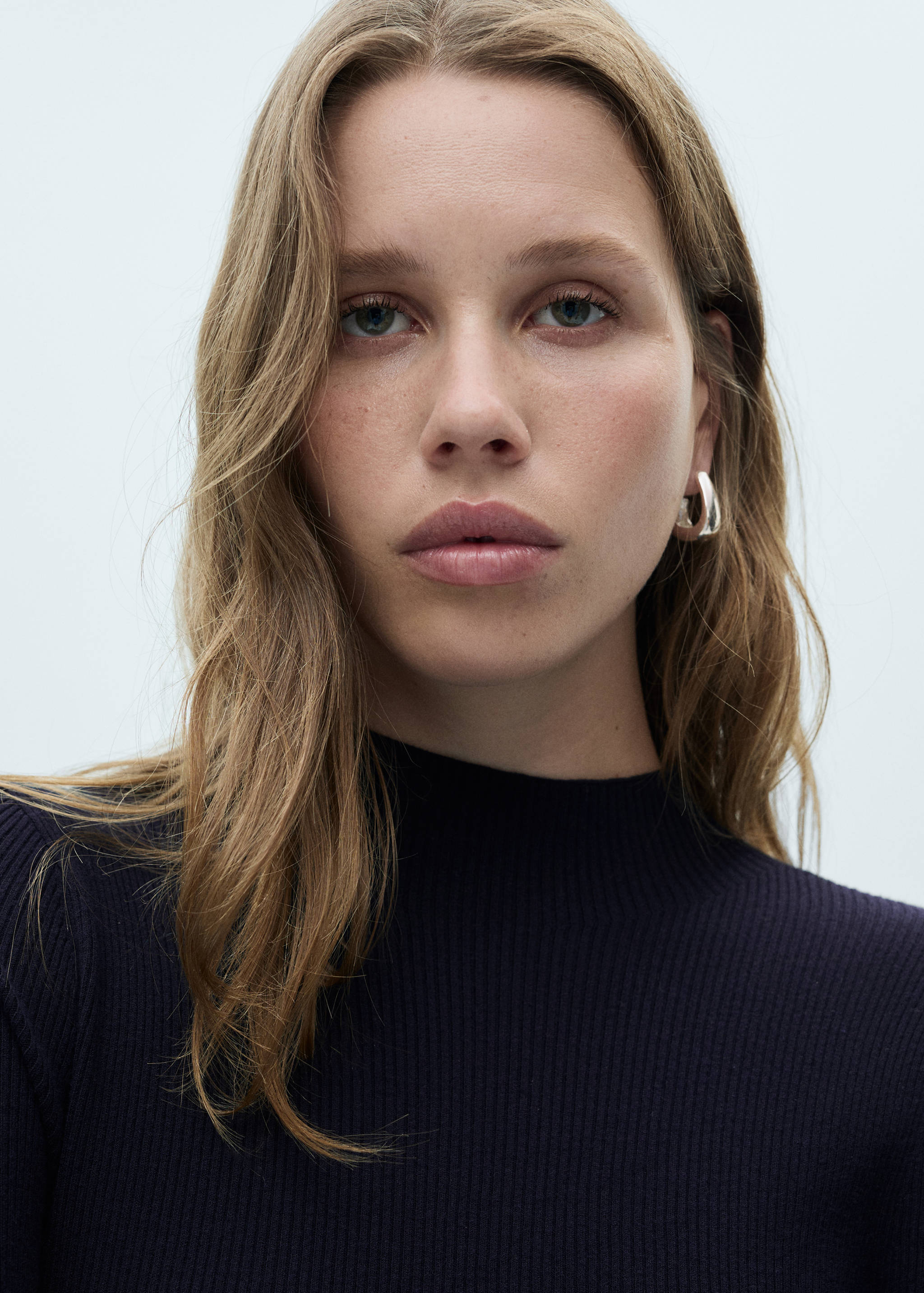 Strickkleid mit Kontrastabschlüssen - Detail des Artikels 1