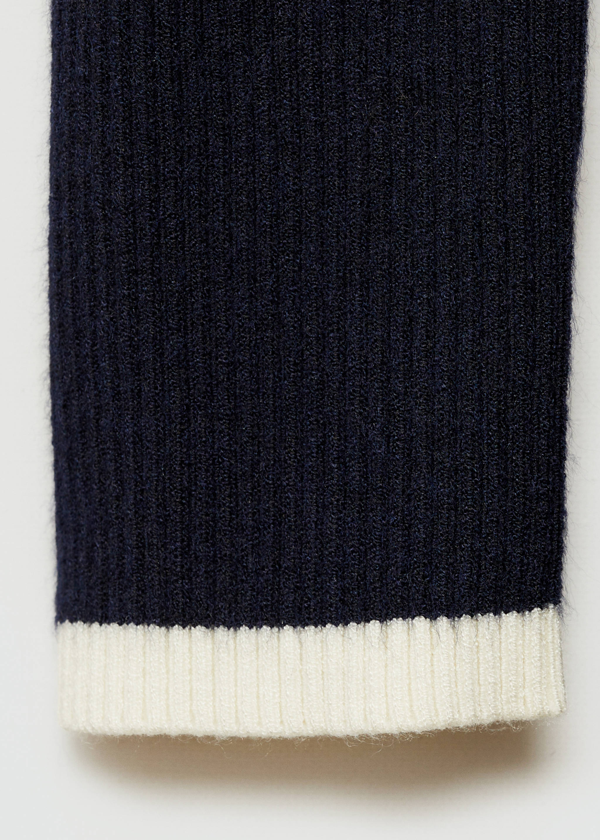 Strickkleid mit Kontrastabschlüssen - Detail des Artikels 0