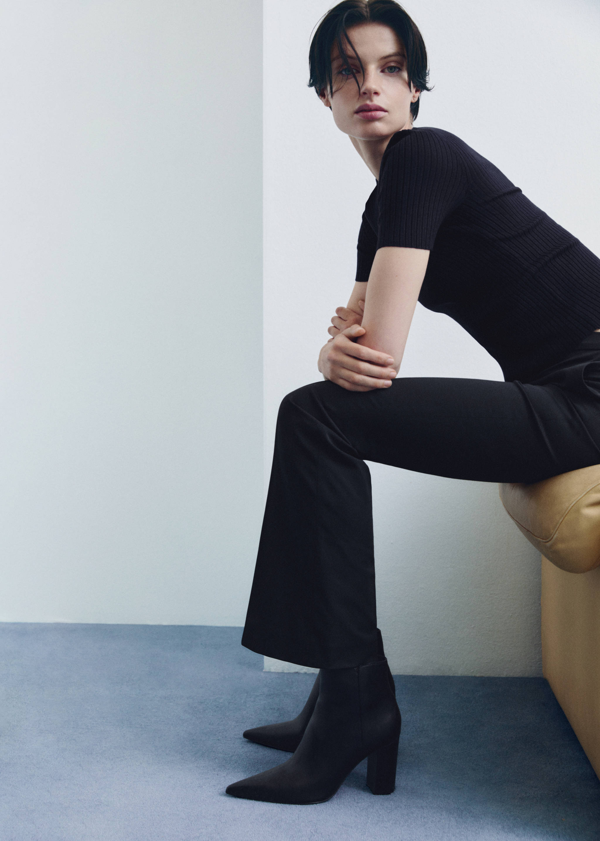 Botine cu toc și vârf ascuțit - Plan general