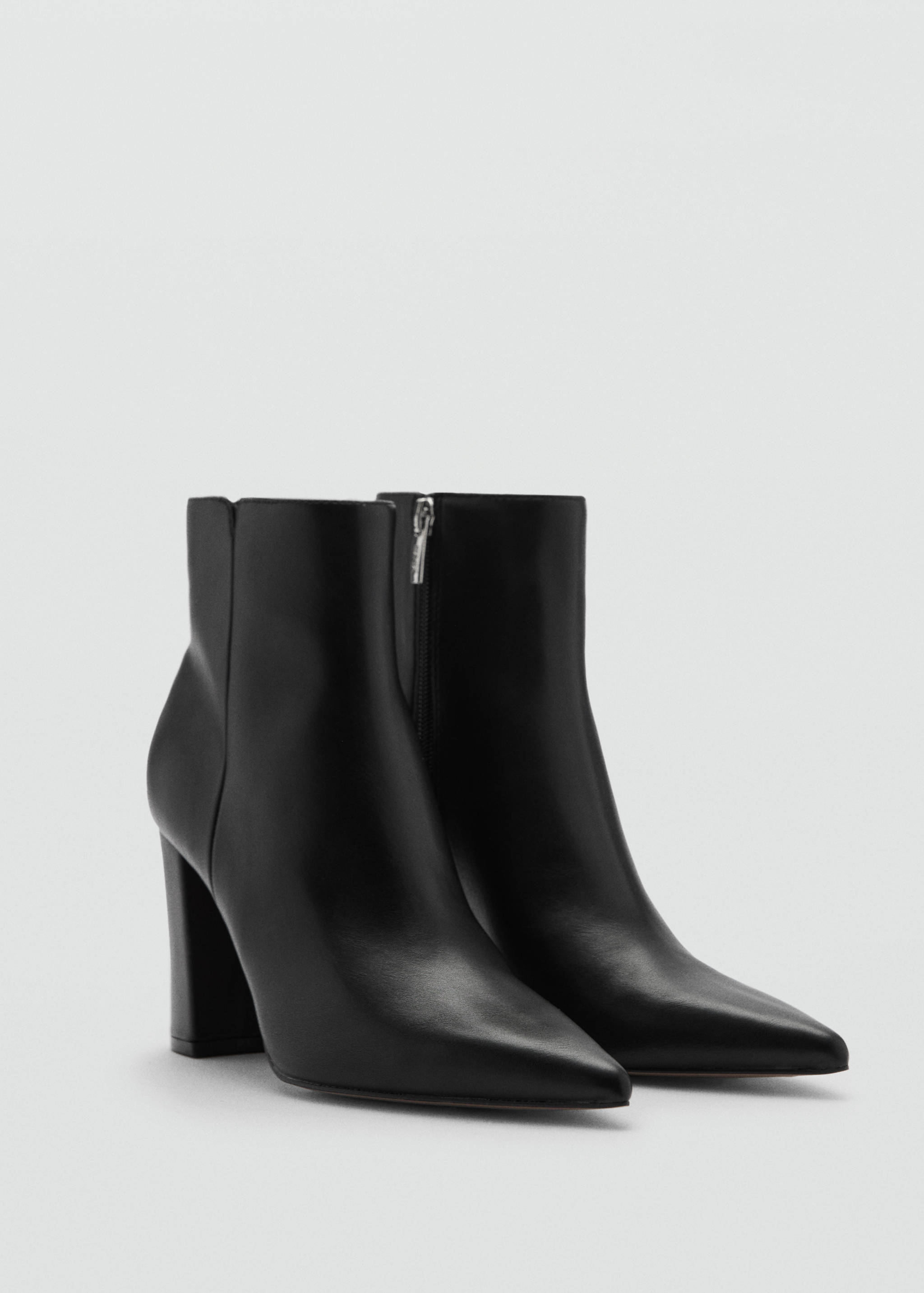 Botine cu toc și vârf ascuțit - Plan mediu