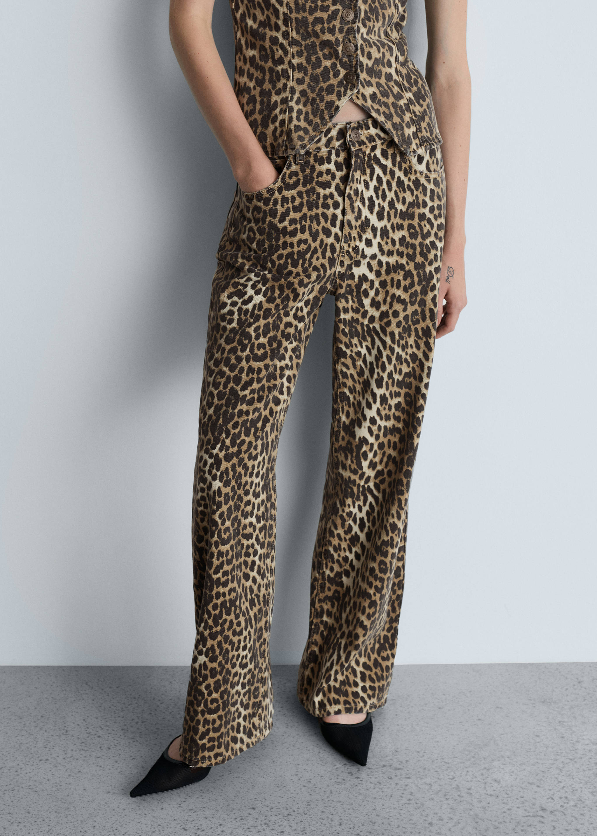 Jeans rectos tiro alto leopardo - Plano medio