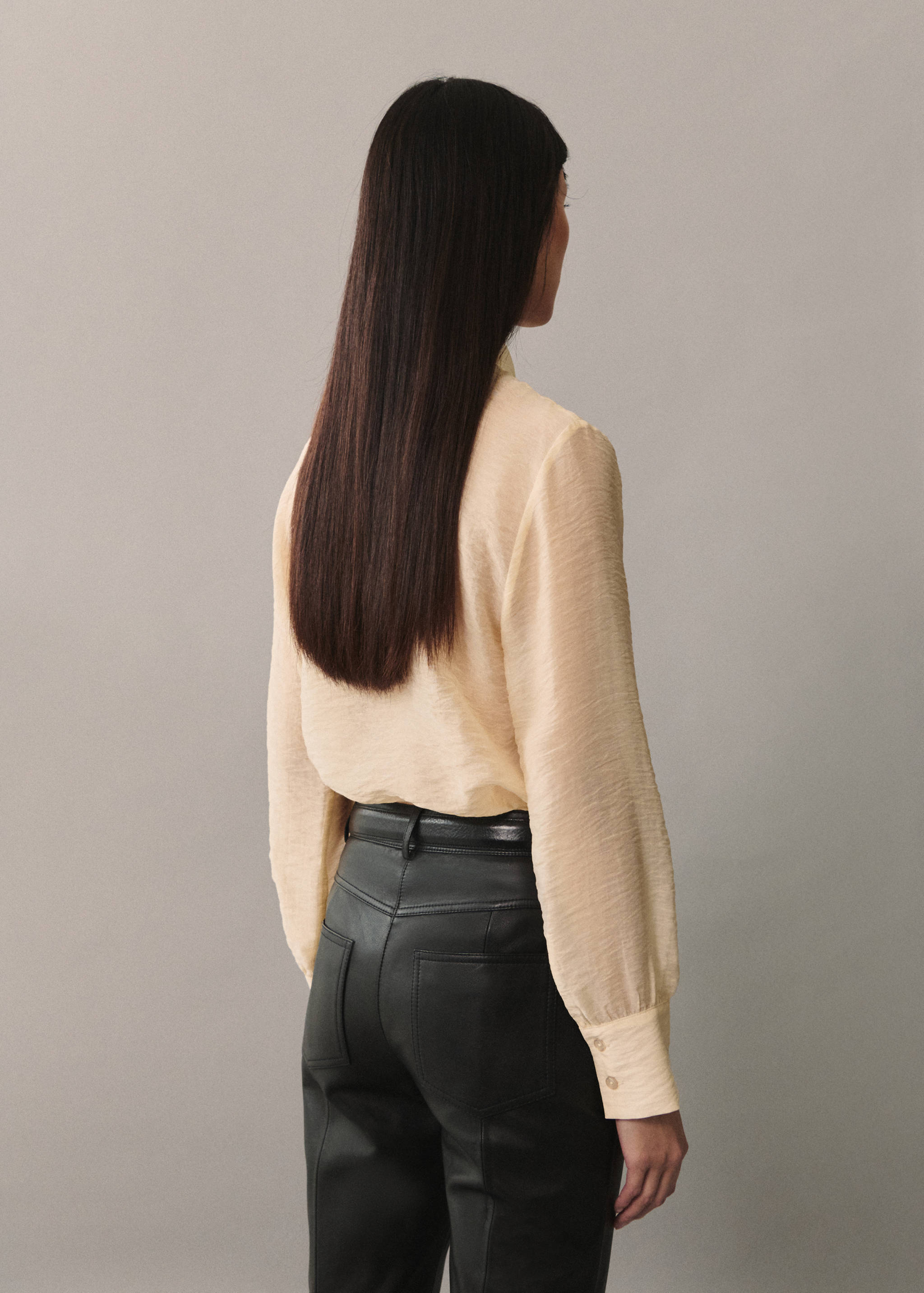 Skjorte i lyocell med volanger - Baksiden av artikkelen