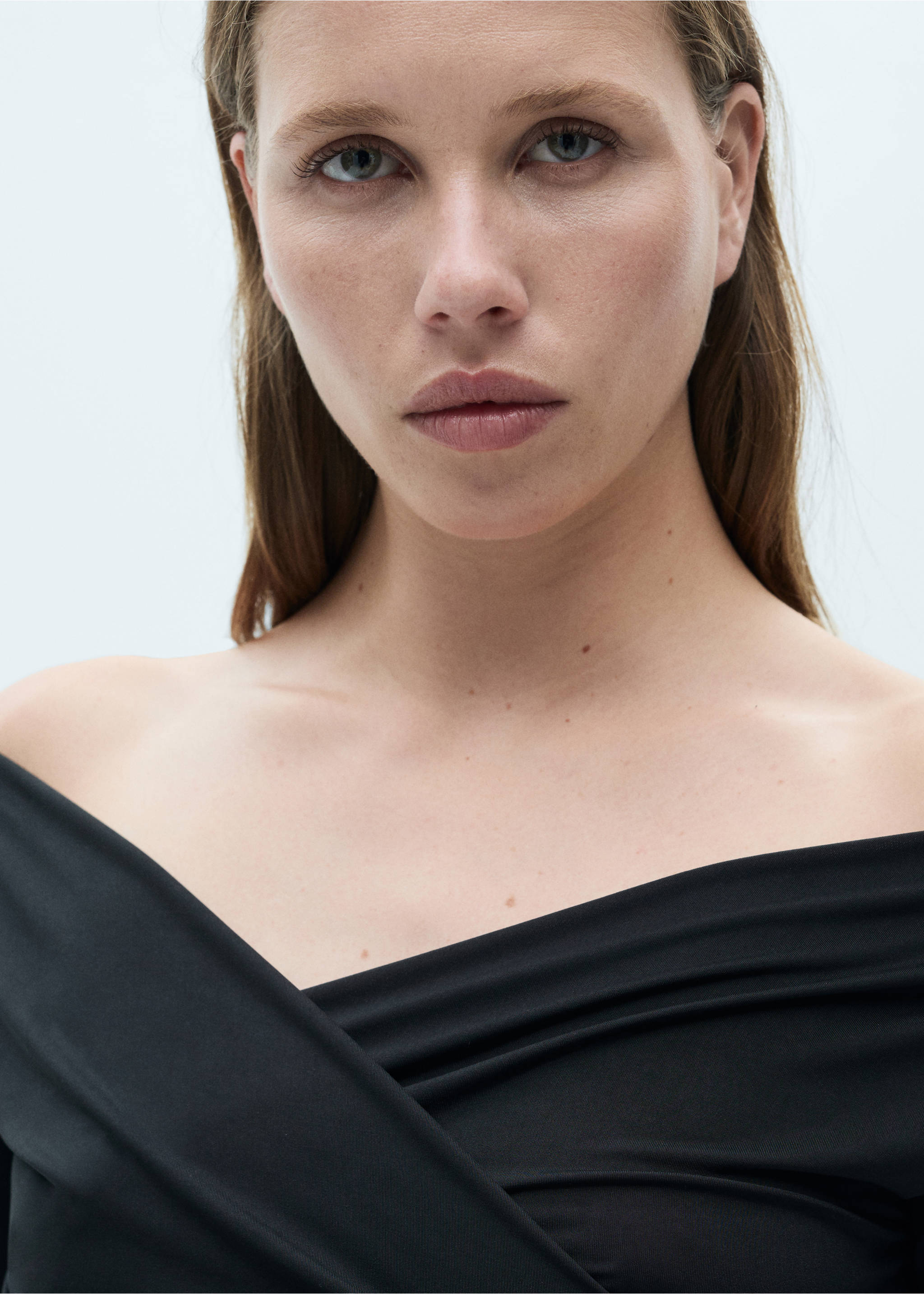 T-Shirt mit überkreuztem Design - Detail des Artikels 1, Schwarz. Ref: 77065672-00.