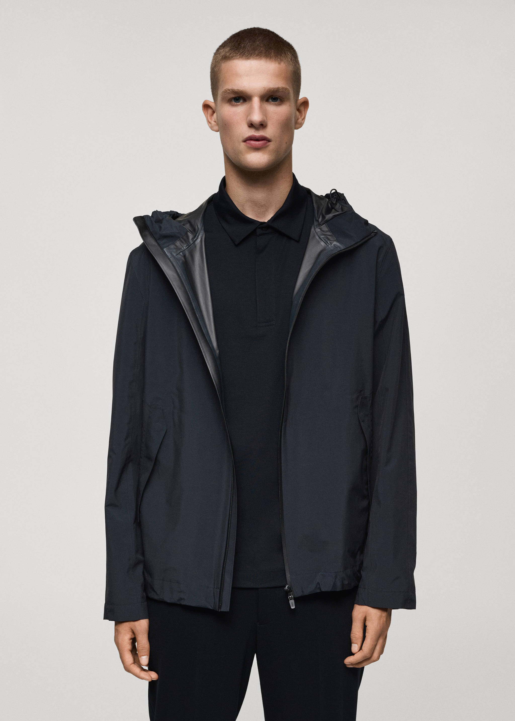 Veste capuche imperméable - Plan moyen