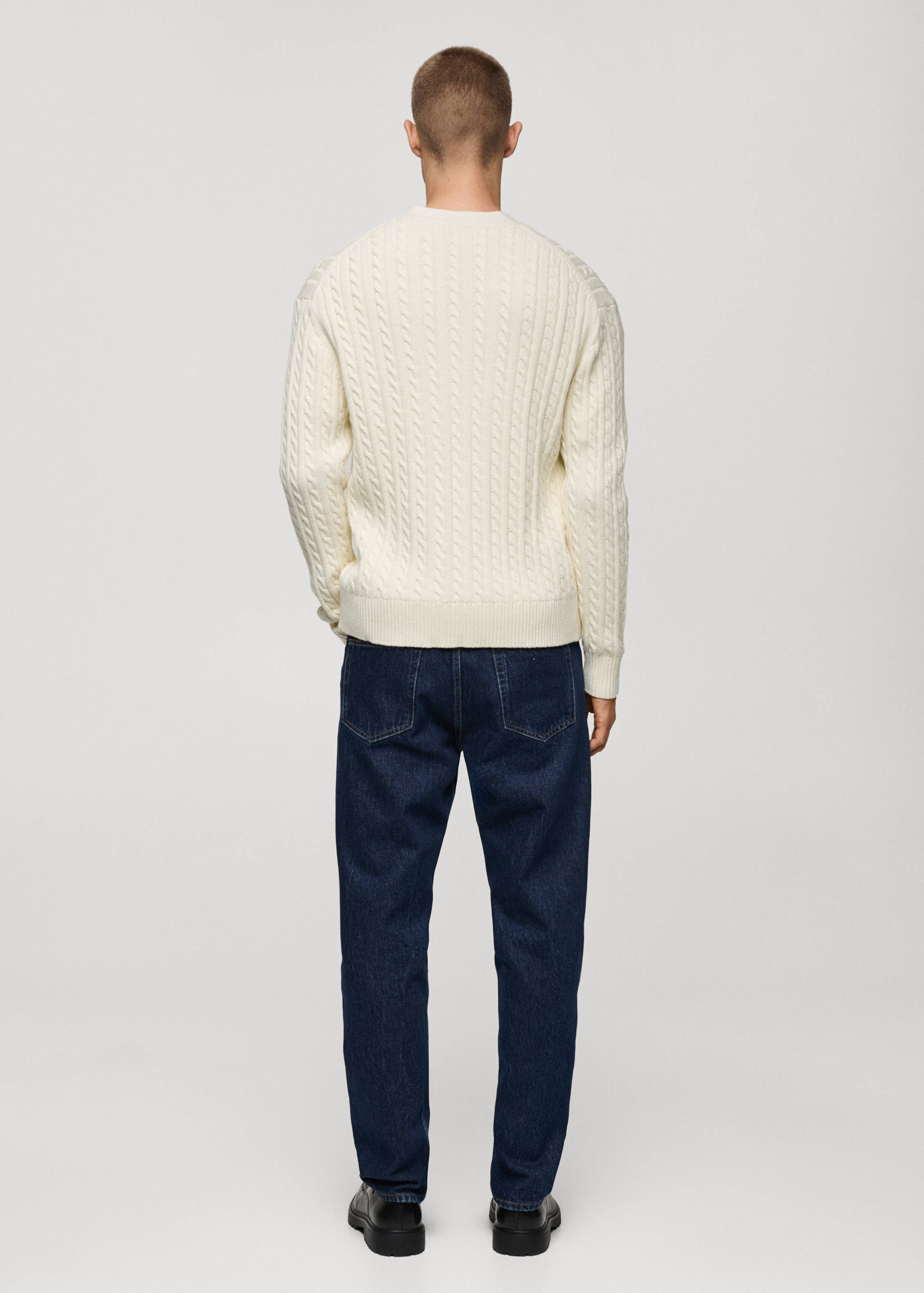 Geknöpfter Cardigan aus Grobstick mit Zopfmuster - Rückseite des Artikels