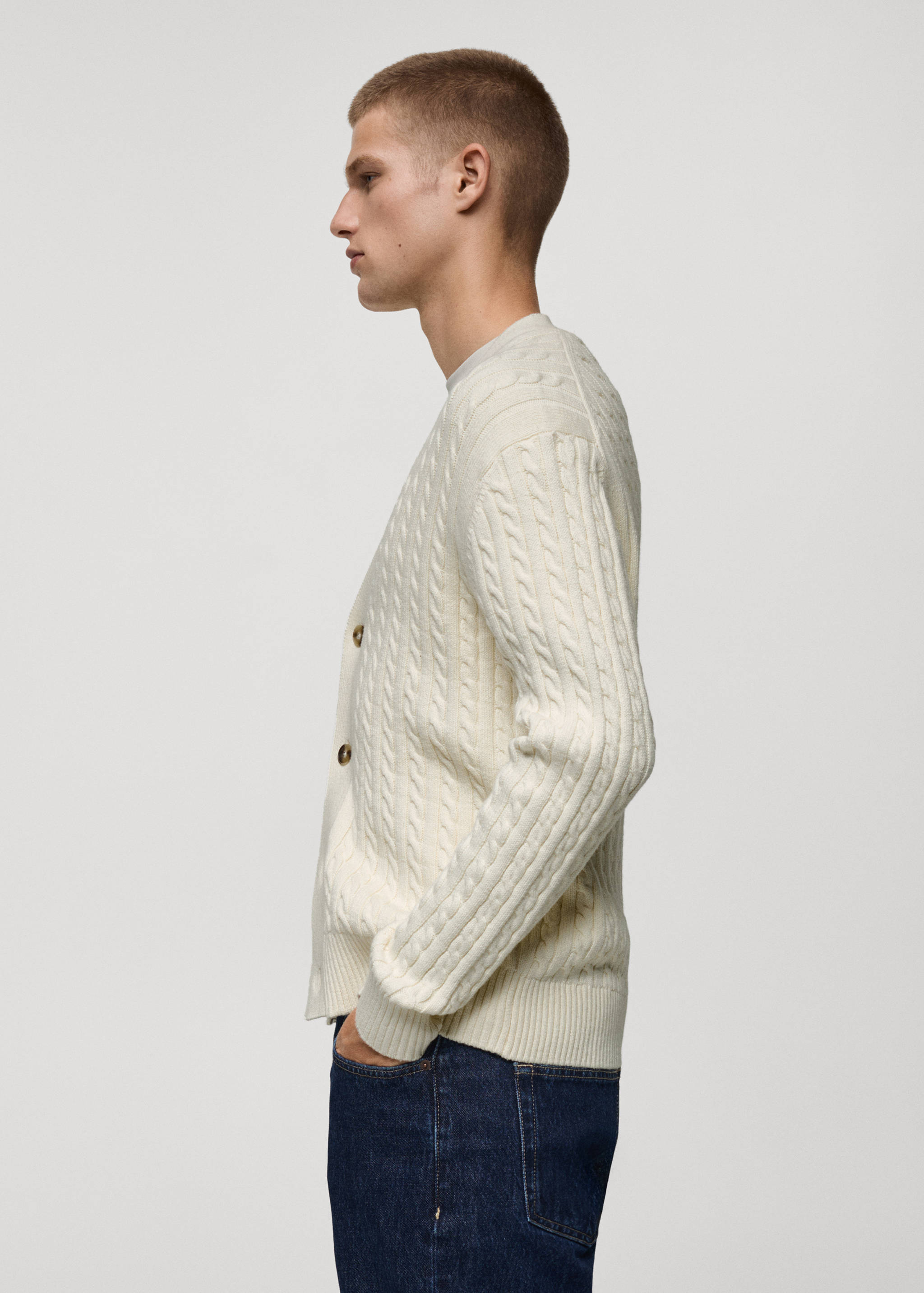 Geknöpfter Cardigan aus Grobstick mit Zopfmuster - Detail des Artikels 2