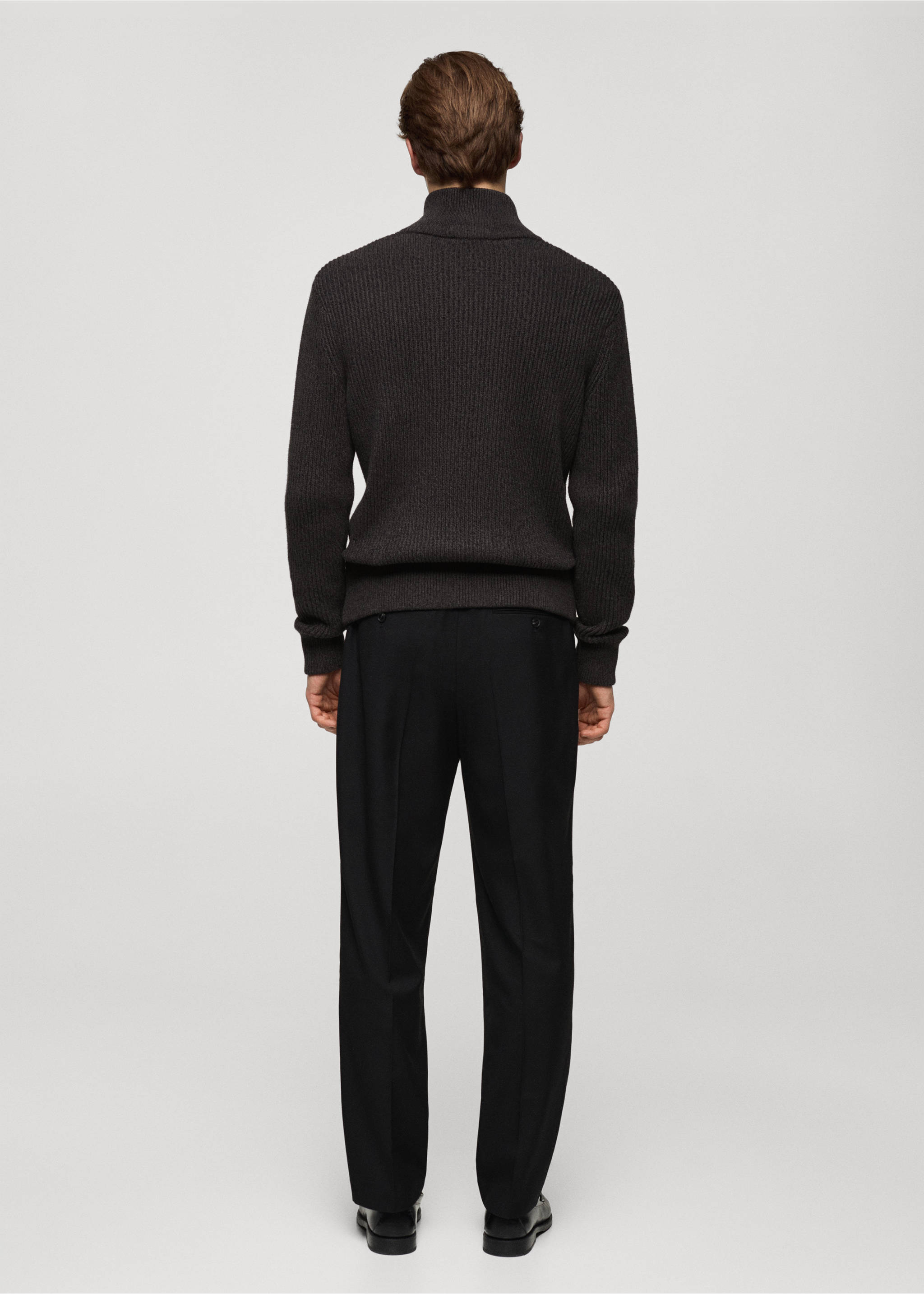 Svetr z žebrovaného silného úpletu na zip - Zadní strana zboží, Šedá antracit. Ref: 77065975-00.