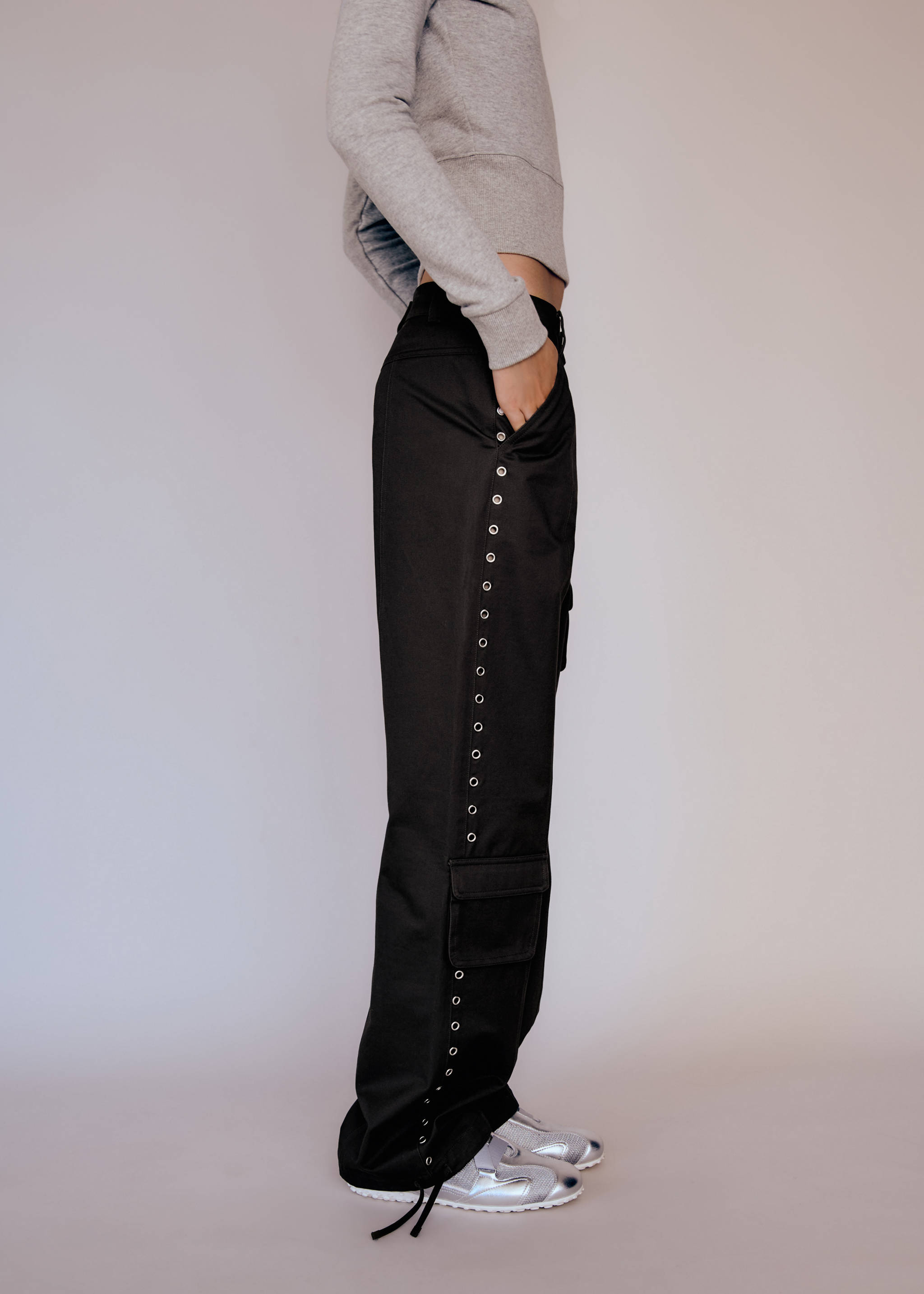 Padobran hlače sa zakovicama - Prikaz srednjeg dijela