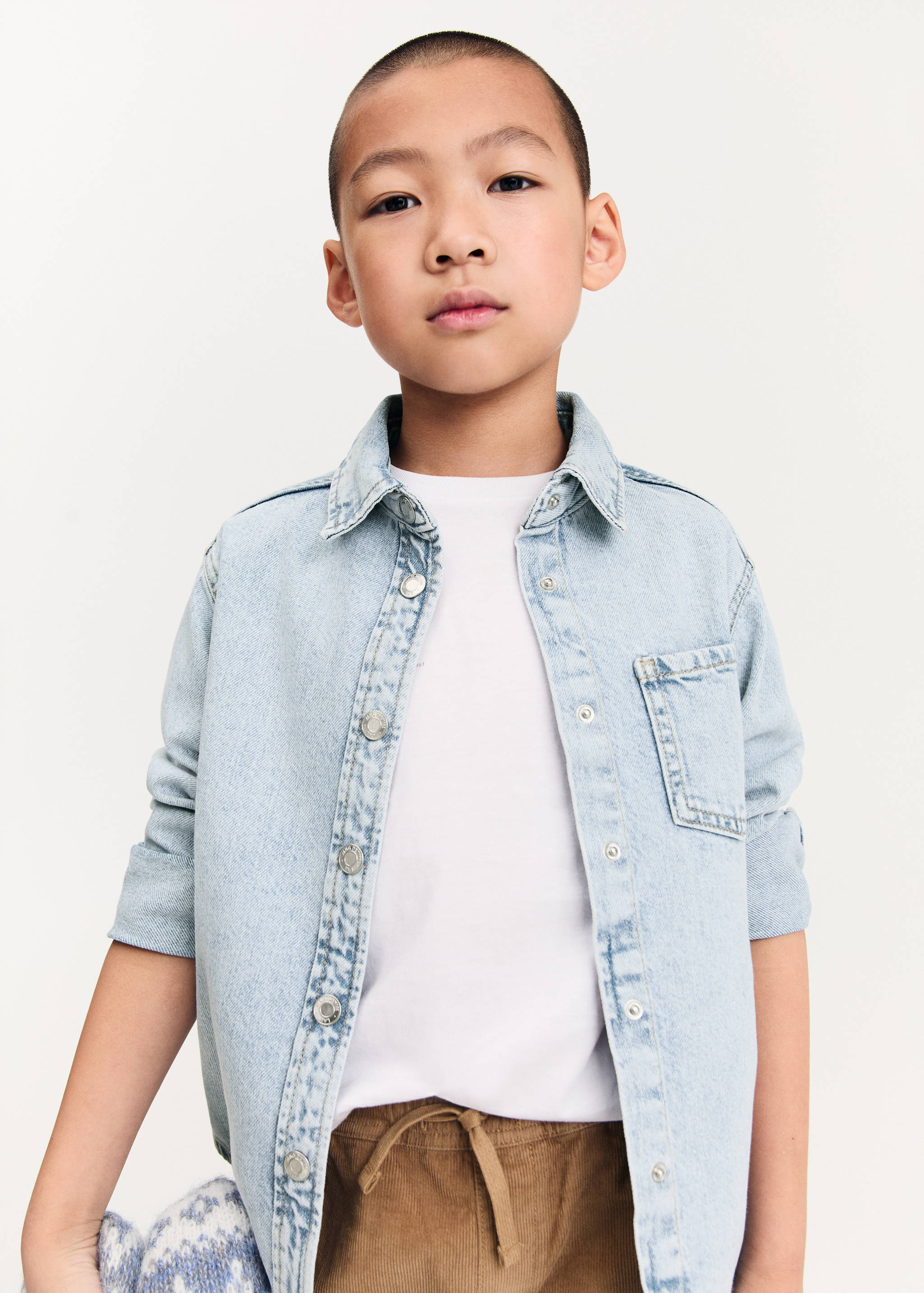 Jeanshemd mit Tasche - Mittlere Ansicht