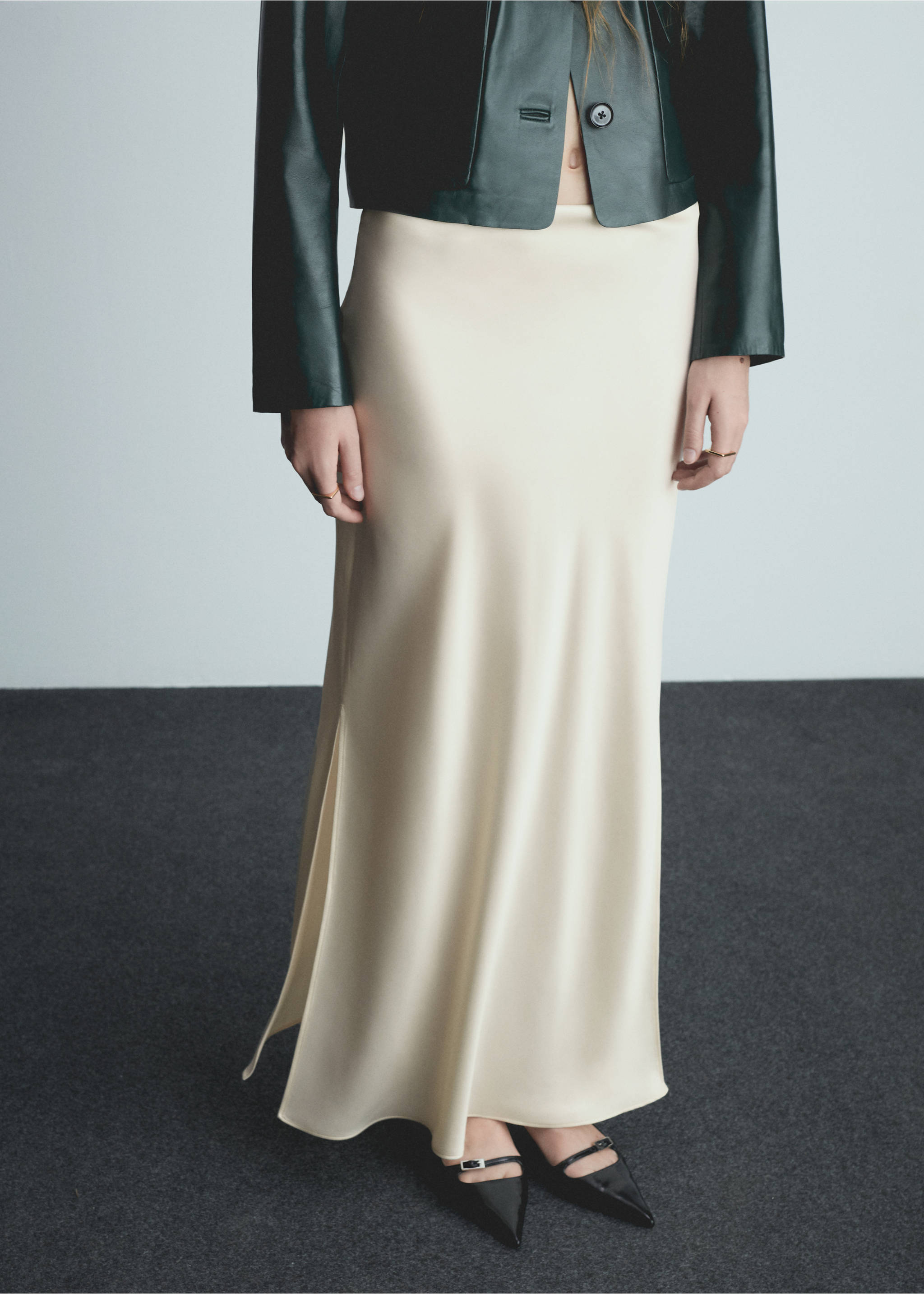 Satin long skirt - Medium plane, Sand. Ref: 77066755-00.