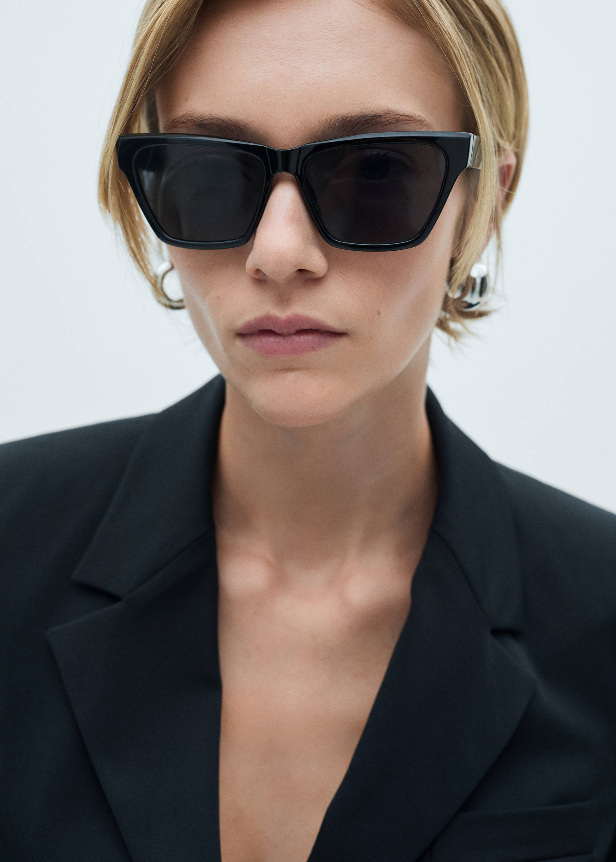 Sacou de costum cambrat - Detaliu al articolului 1