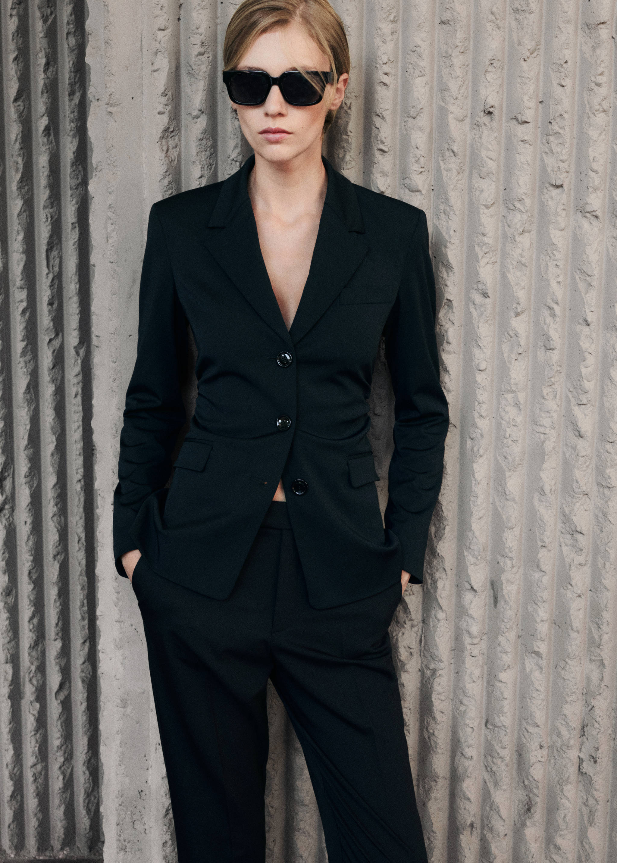 Sacou de costum cambrat - Detaliu al articolului 9