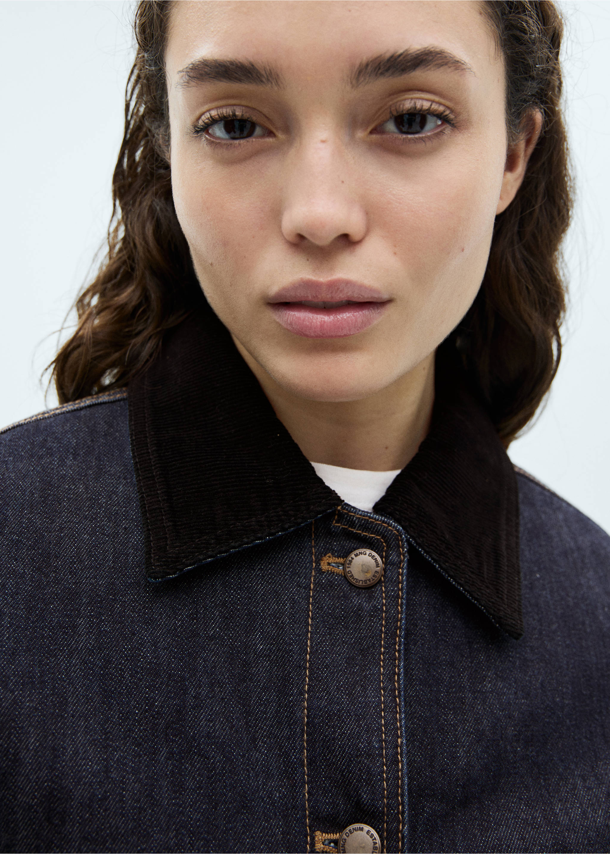 Denim jacket with contrast collar - Details of the article 1, Dark Blue. Ref: 77067114-00.