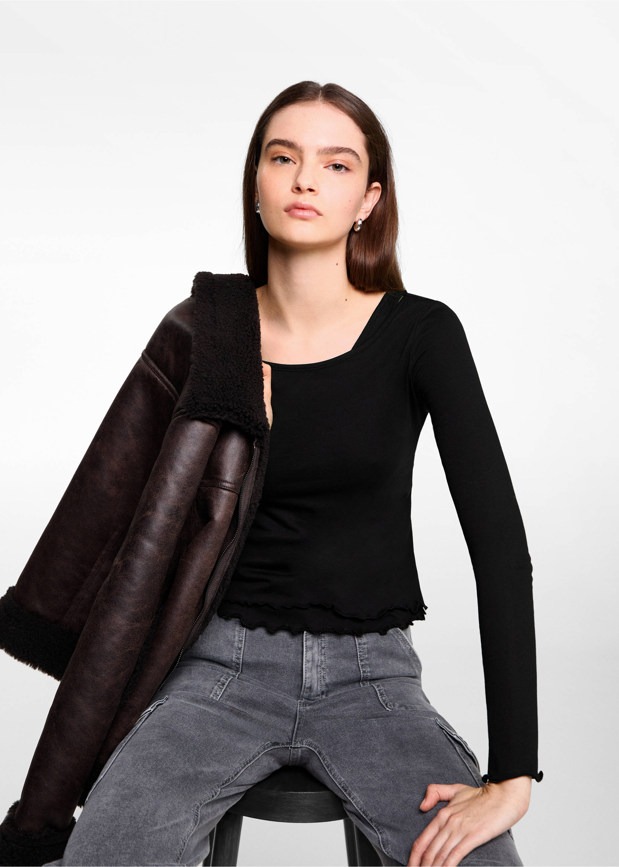 Längärmliges Träger-T-Shirt - Detail des Artikels 2, Schwarz. Ref: 77067687-00.