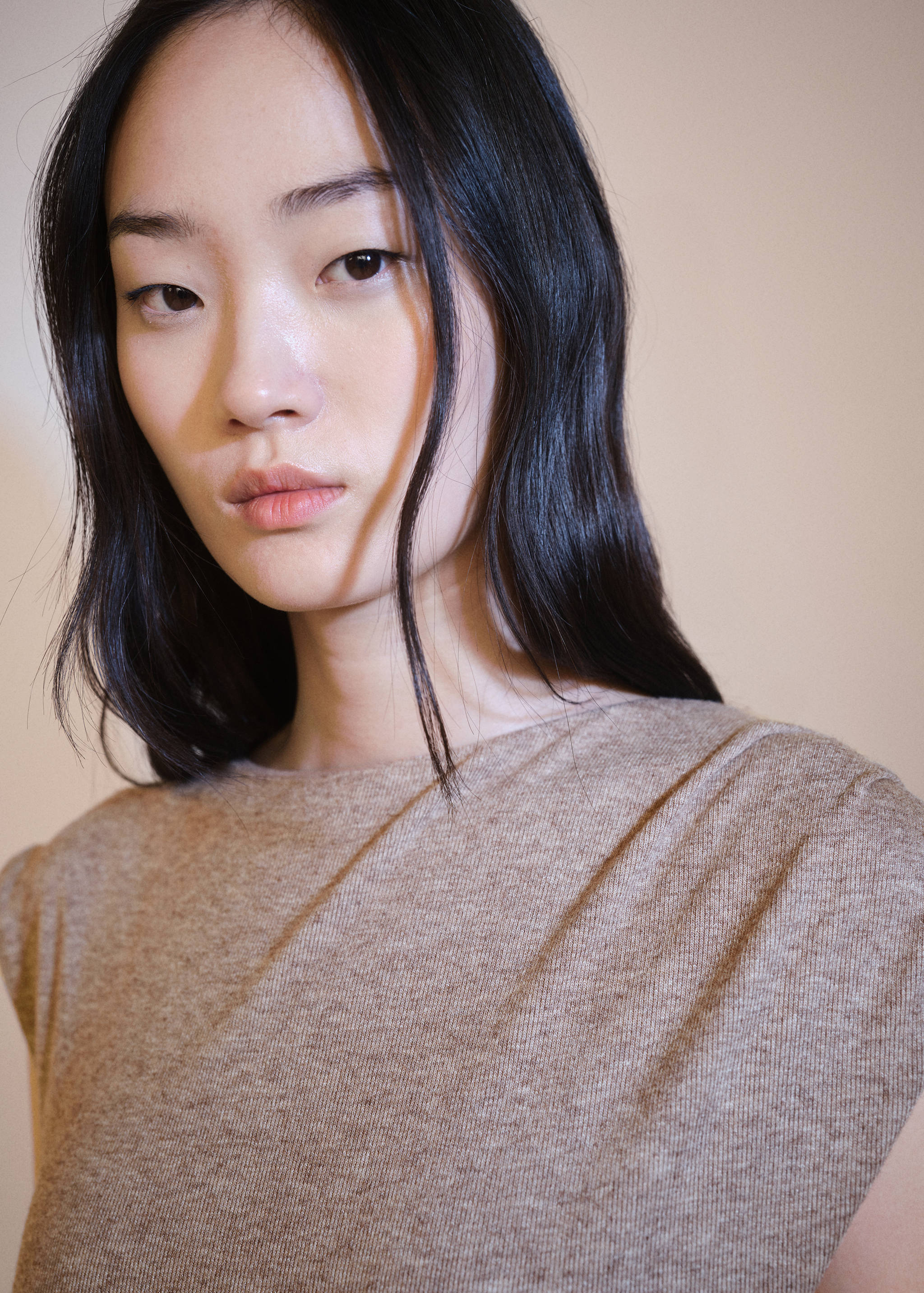 Midi-dress with structured shoulders - Details of the article 1