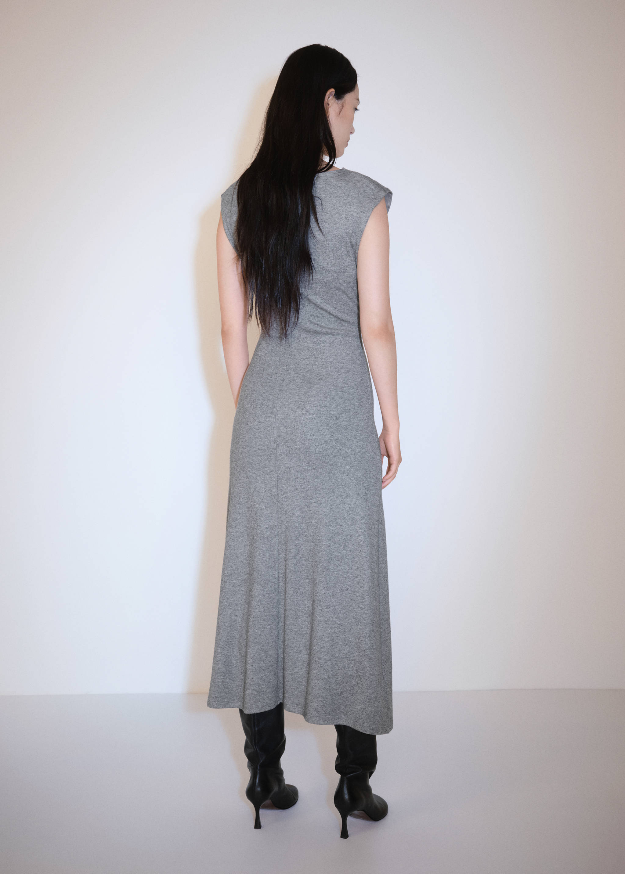 Midi-dress with structured shoulders - Reverse of the article