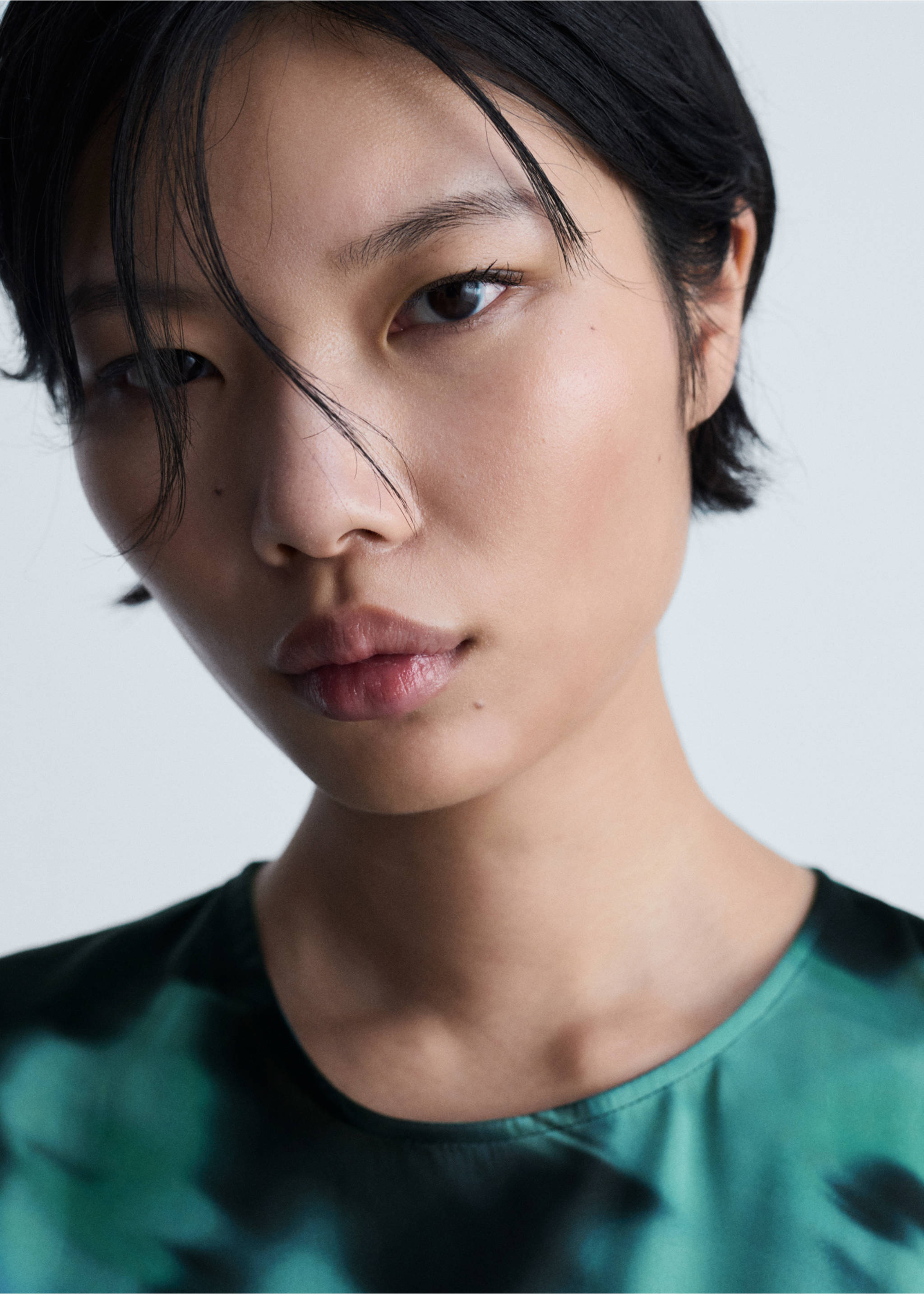 Printed short dress - Details of the article 1, Black. Ref: 77067719-00.