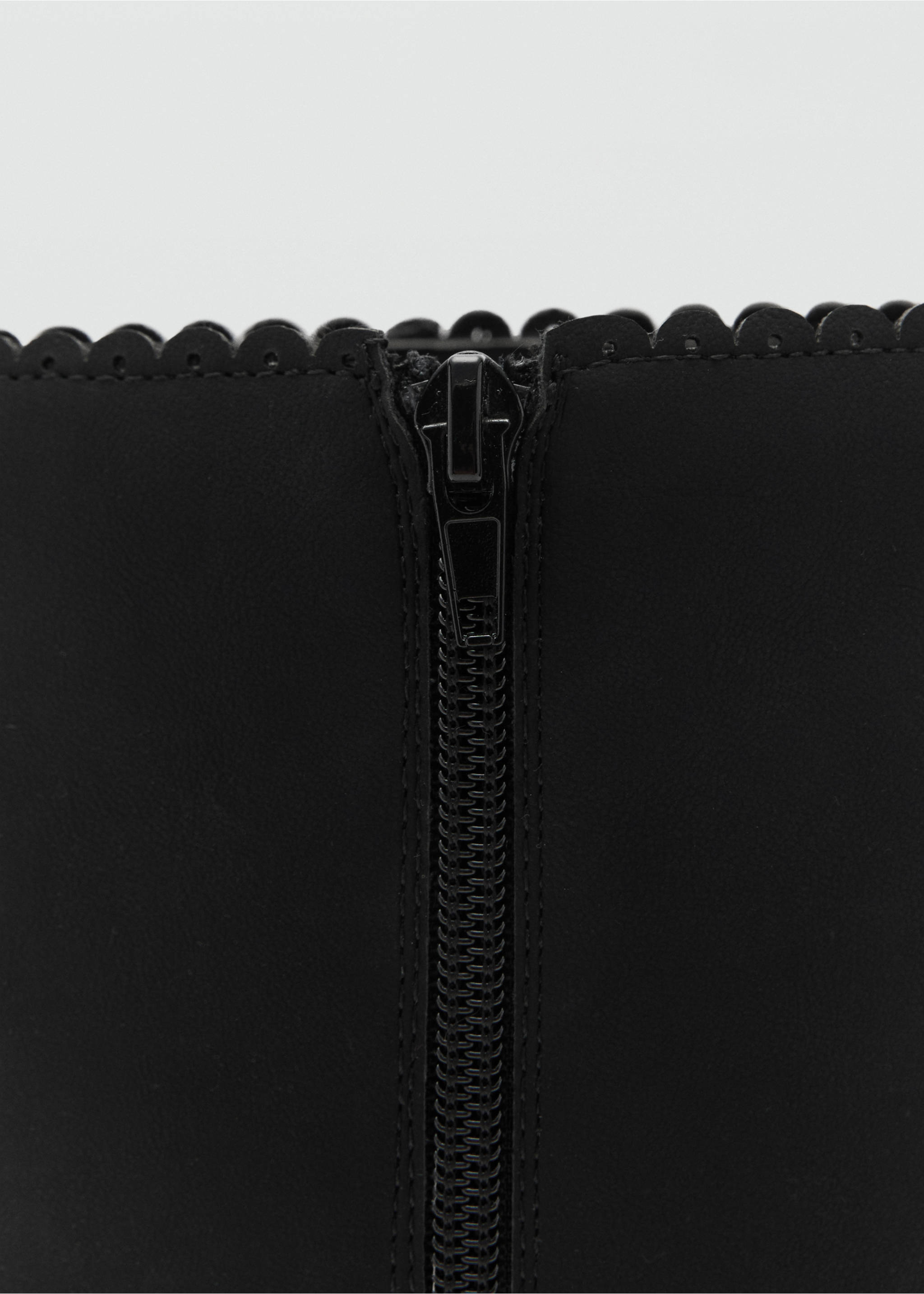 Flat over-the-knee boots - Details of the article 1, Black. Ref: 77067911-00.