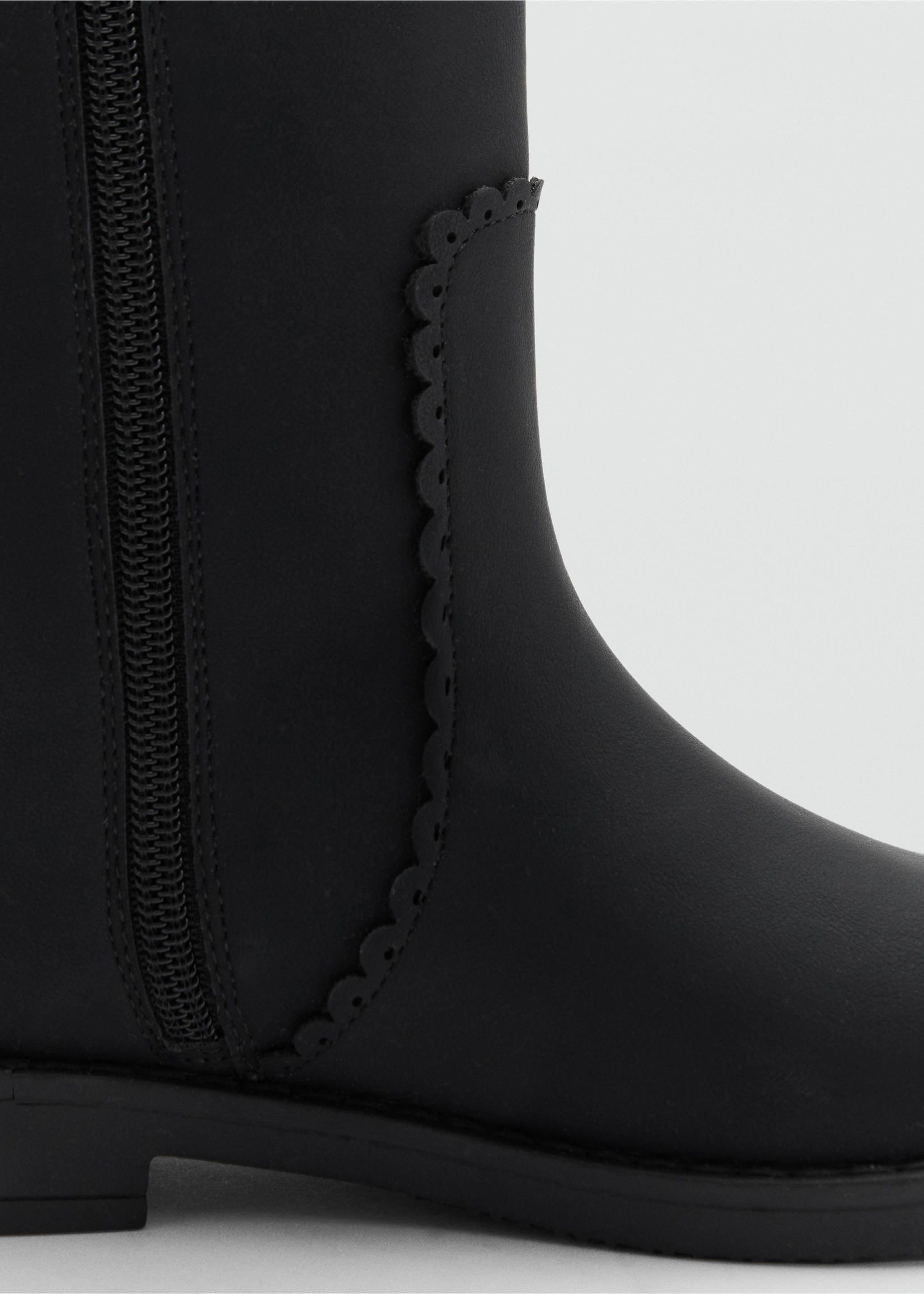 Flat over-the-knee boots - Details of the article 2, Black. Ref: 77067911-00.