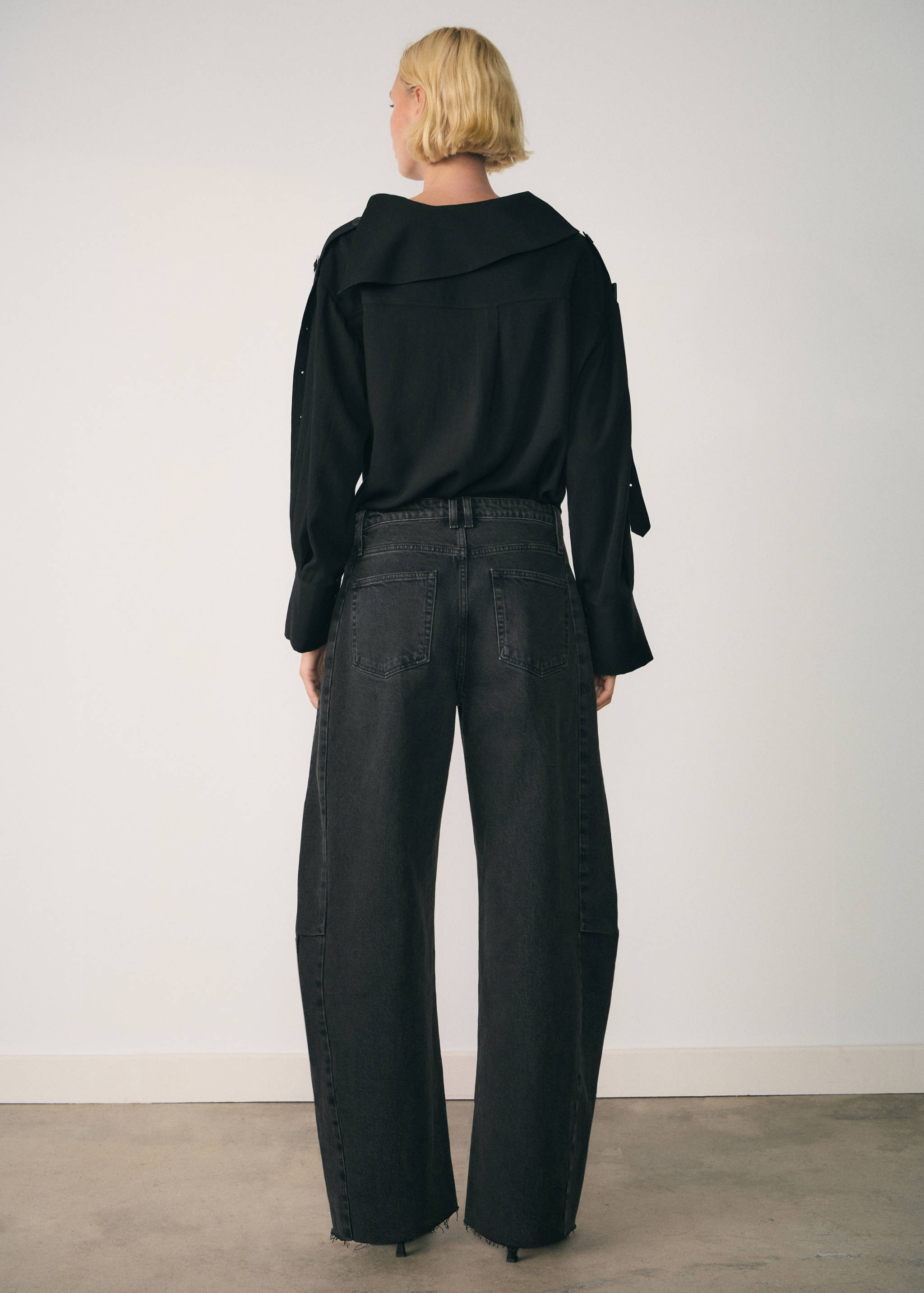 Low-rise loose-fit wide leg jeans - Reverse of the article