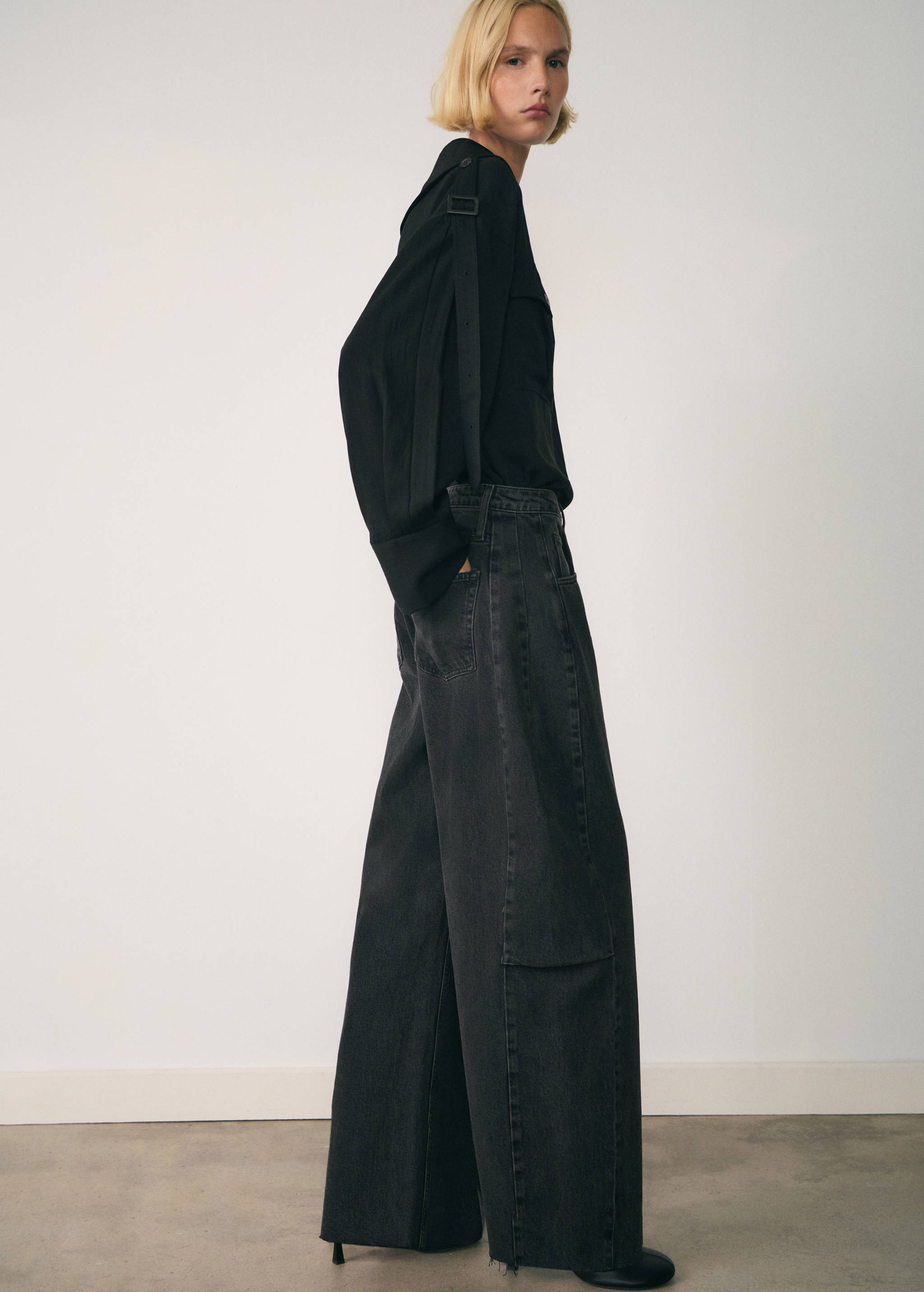 Low-rise loose-fit wide leg jeans - Details of the article 2