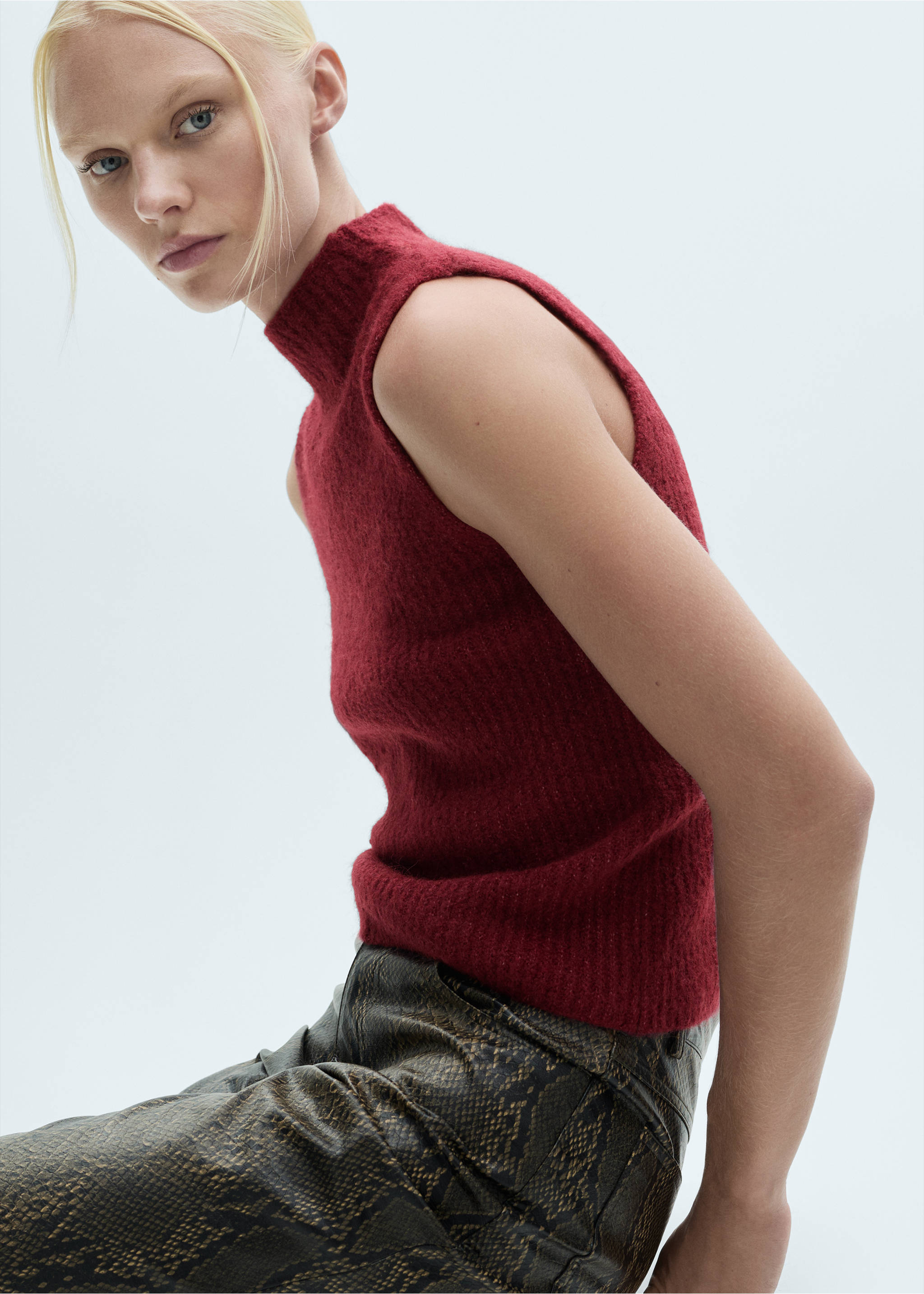 Perkins-neck knitted waistcoat - Details of the article 2, Wine. Ref: 77068277-00.