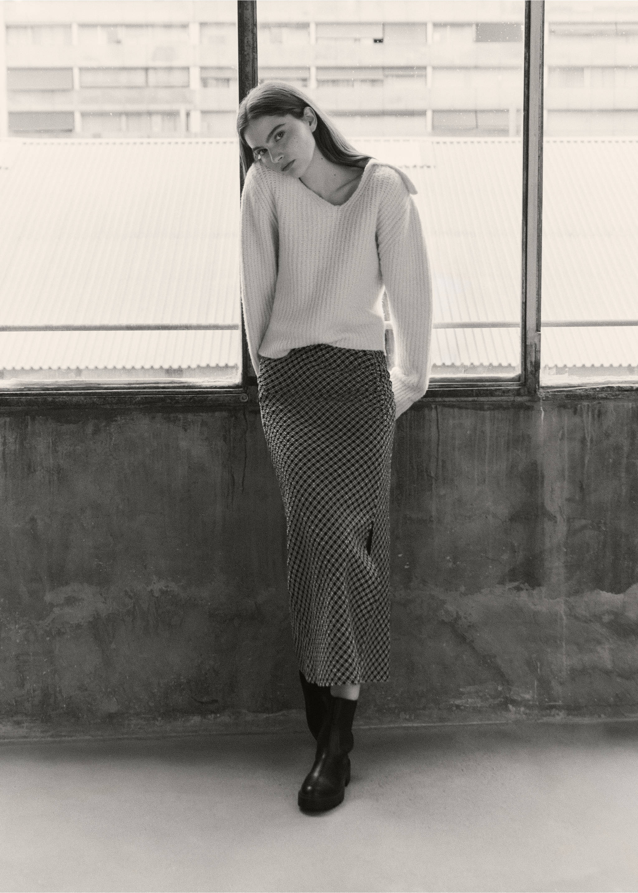 Checked midi skirt - Details of the article 5, Black. Ref: 77068278-00.