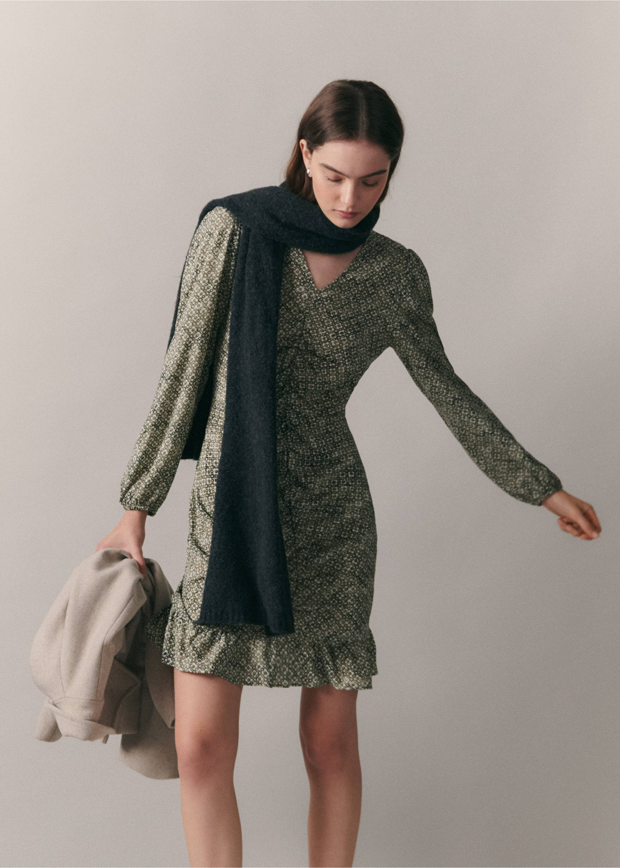 Geblümtes Kleid mit gerafftem Detail - Detail des Artikels 5, Khaki. Ref: 77068281-00.