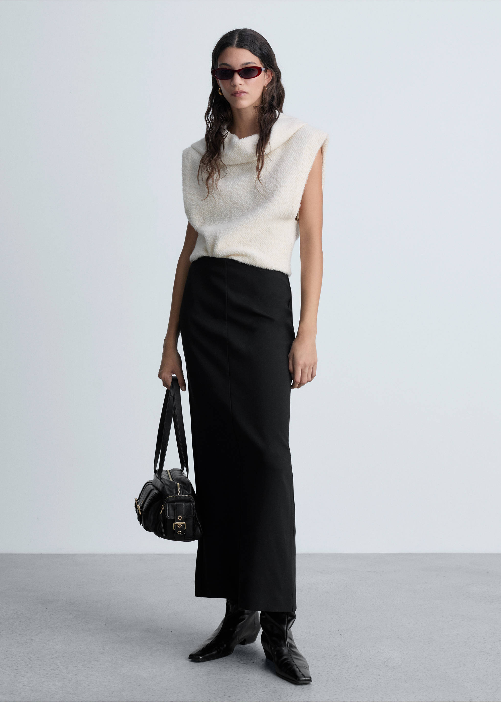Straight skirt with slit - General plane, Black. Ref: 77069059-00.