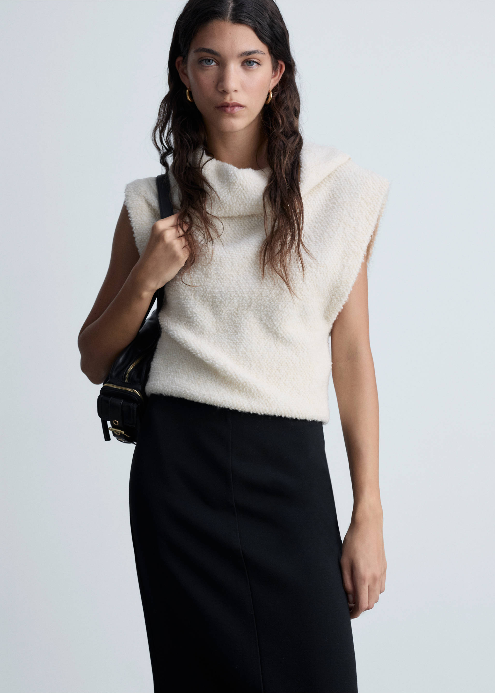 Straight skirt with slit - Details of the article 1, Black. Ref: 77069059-00.