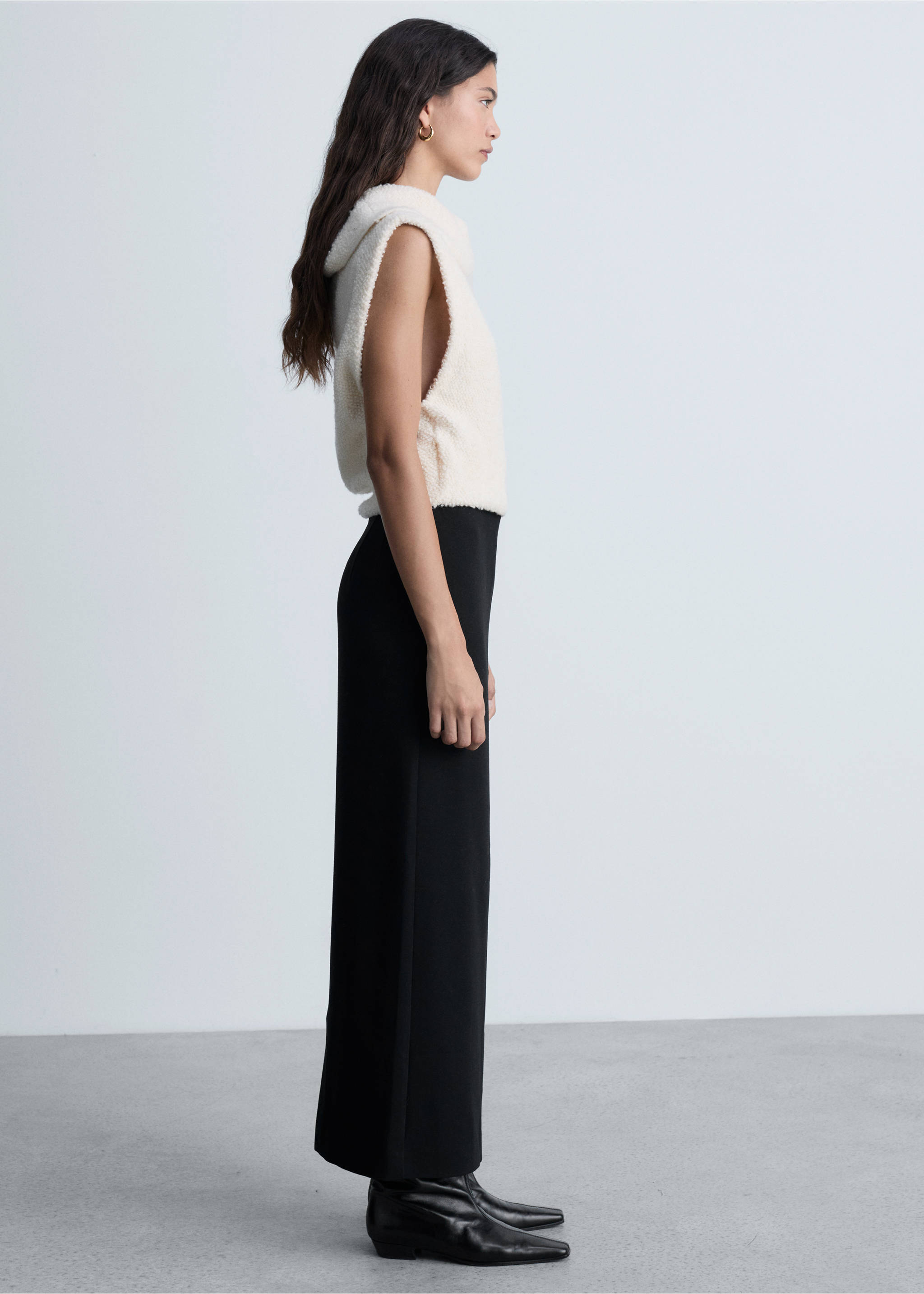 Straight skirt with slit - Details of the article 2, Black. Ref: 77069059-00.