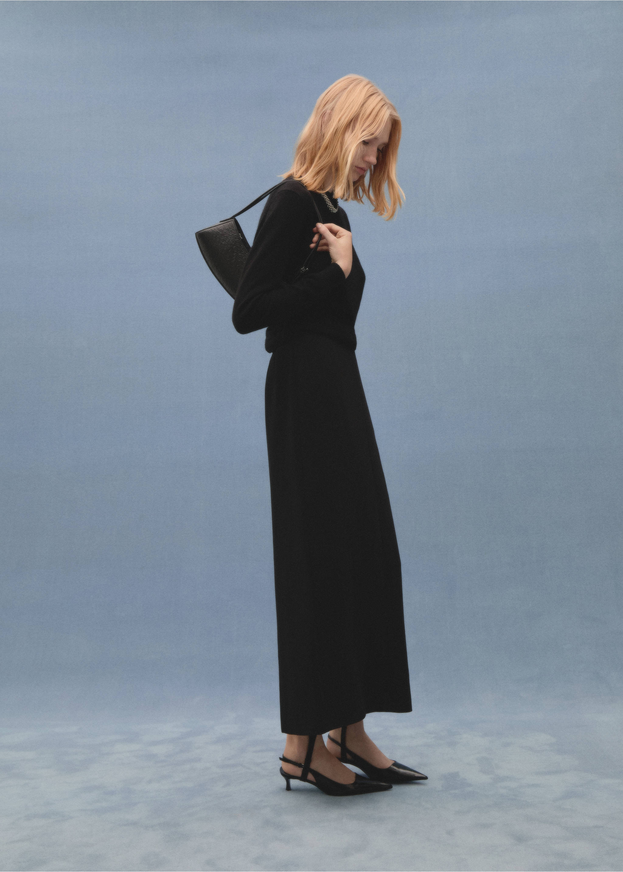 Straight skirt with slit - Details of the article 5, Black. Ref: 77069059-00.
