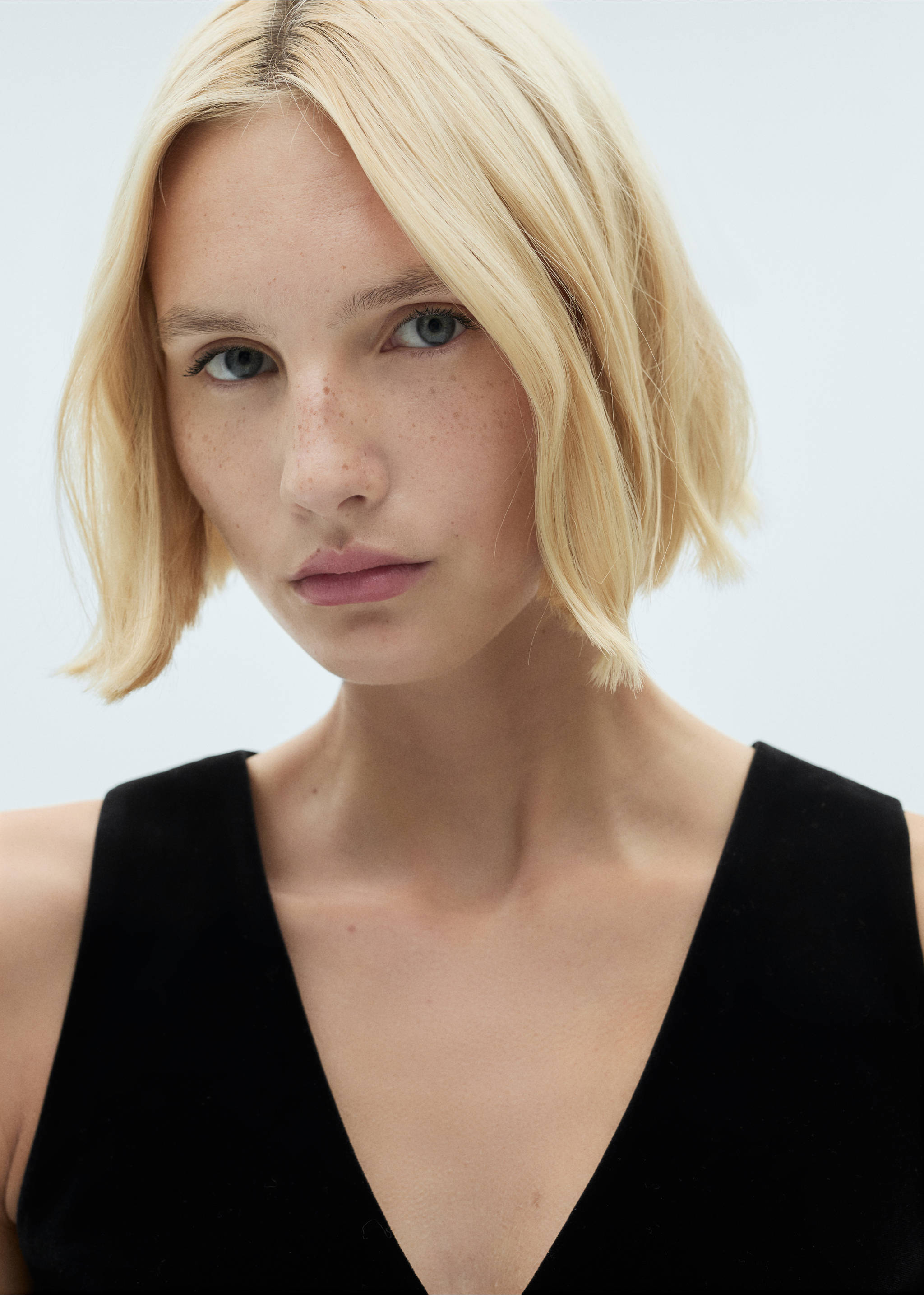 Cropped velvet waistcoat - Details of the article 1, Black. Ref: 77069062-00.