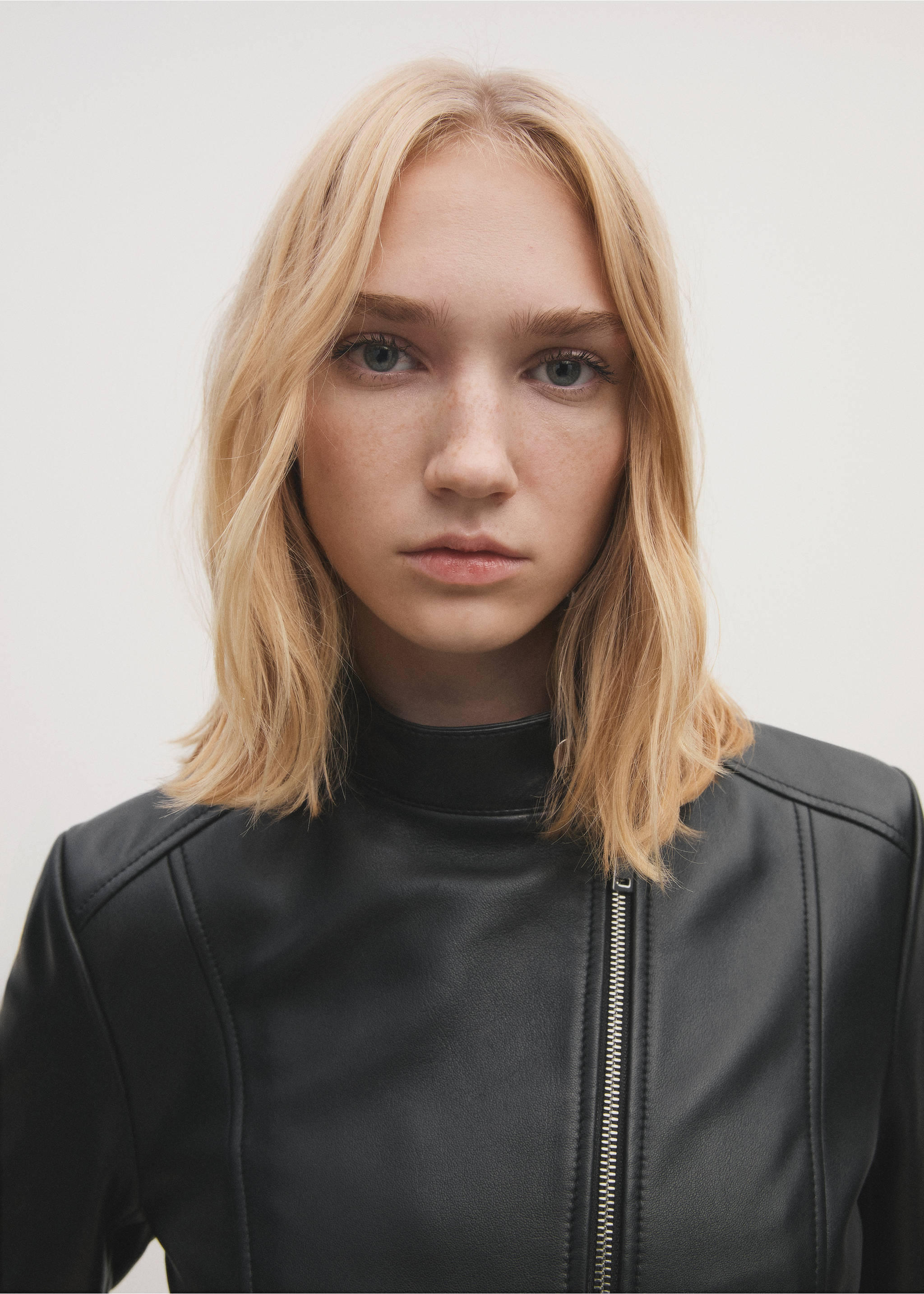 Cropped leather biker jacket - Details of the article 6, Black. Ref: 77069069-00.