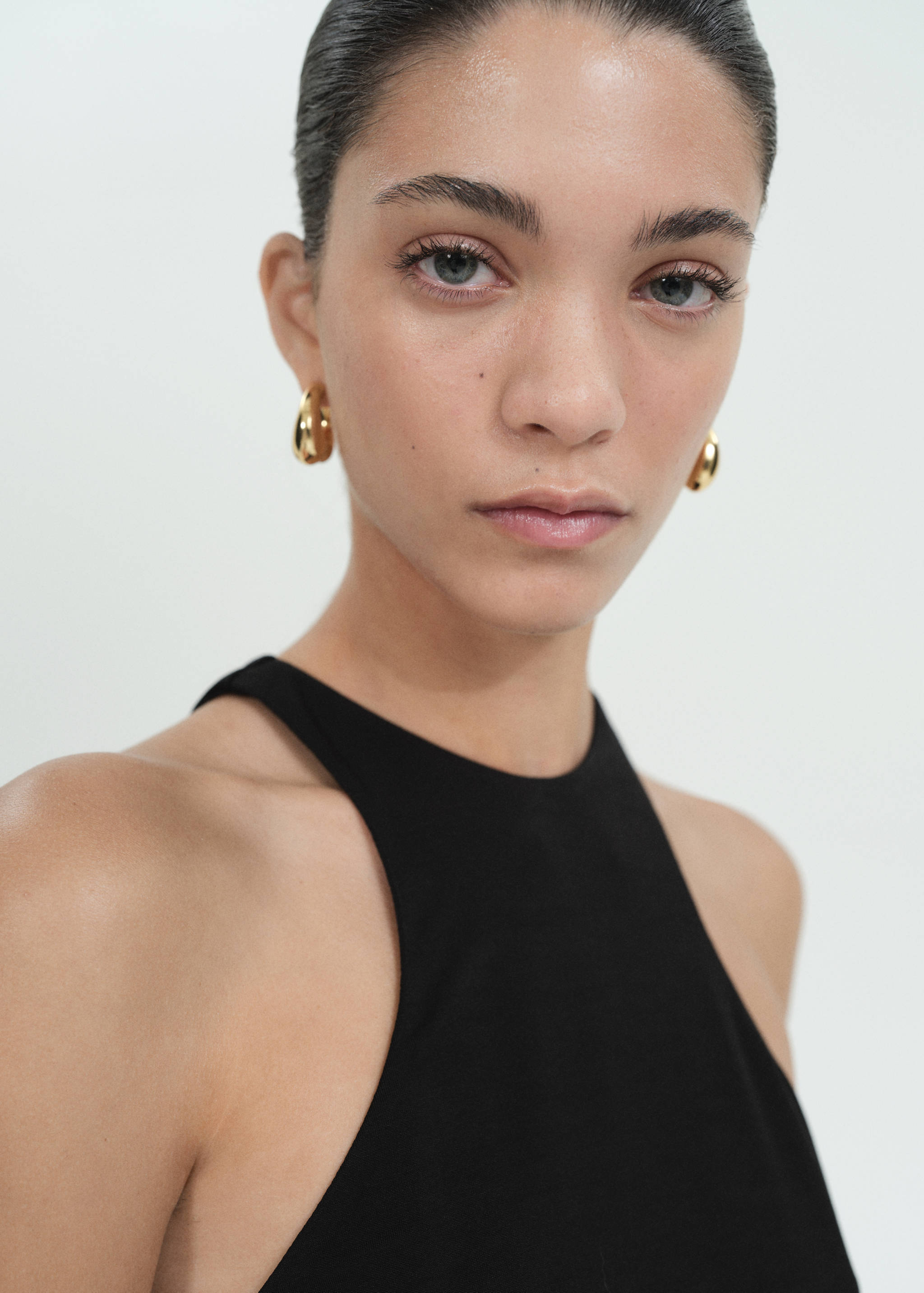 Krótka sukienka z wycięciami po bokach - Szczegóły artykułu 1