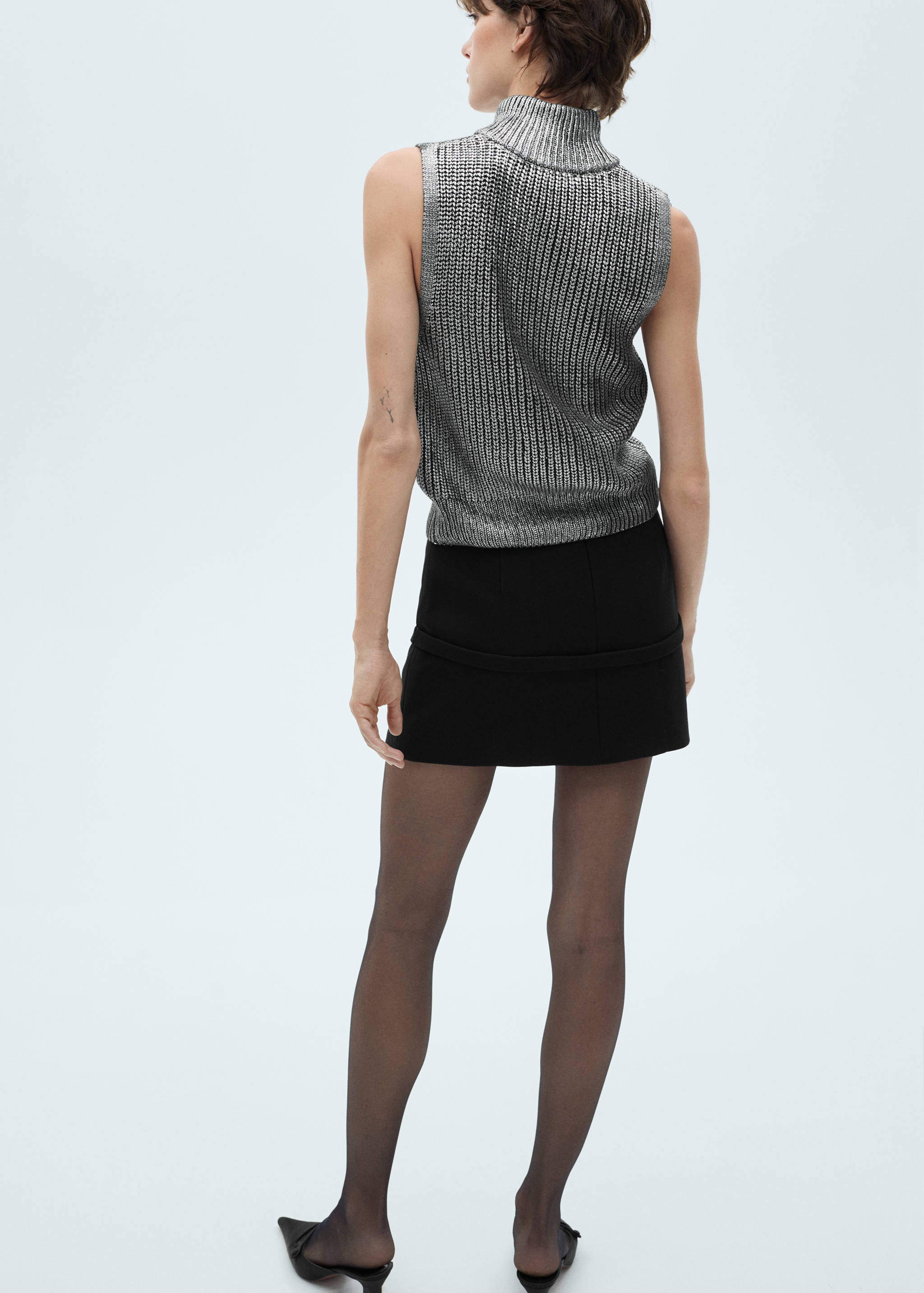 Perkins-neck foil waistcoat - Reverse of the article