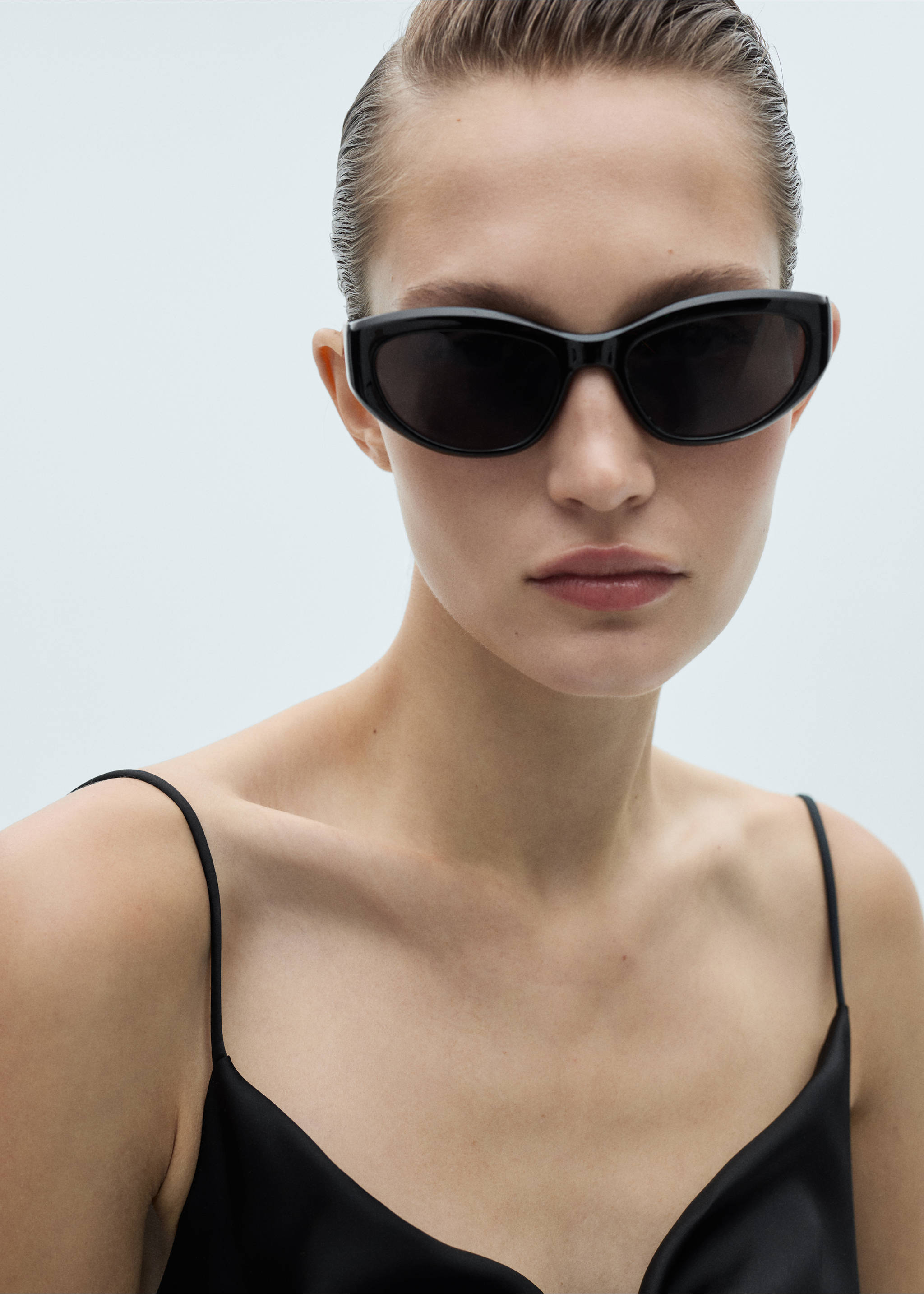 Short cross-back dress - Details of the article 1, Black. Ref: 77069407-00.