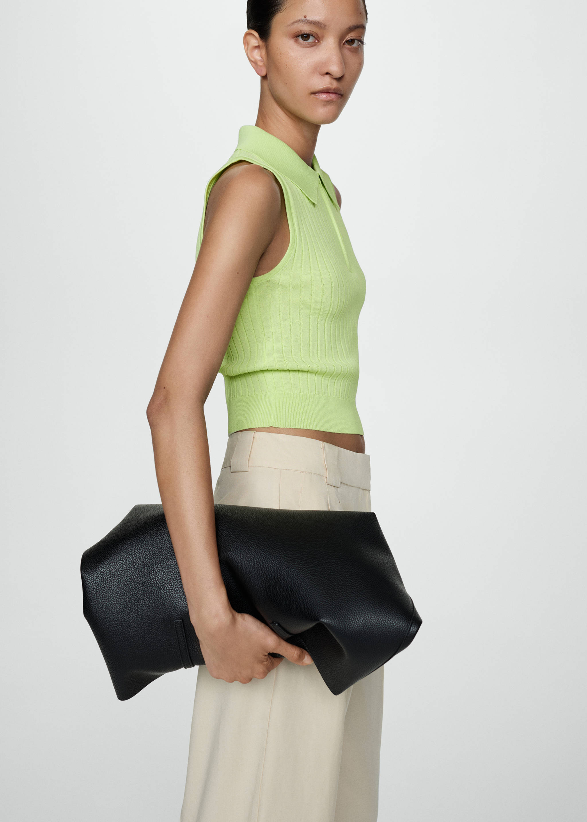 Dzianinowy top z suwakiem - Plan średni