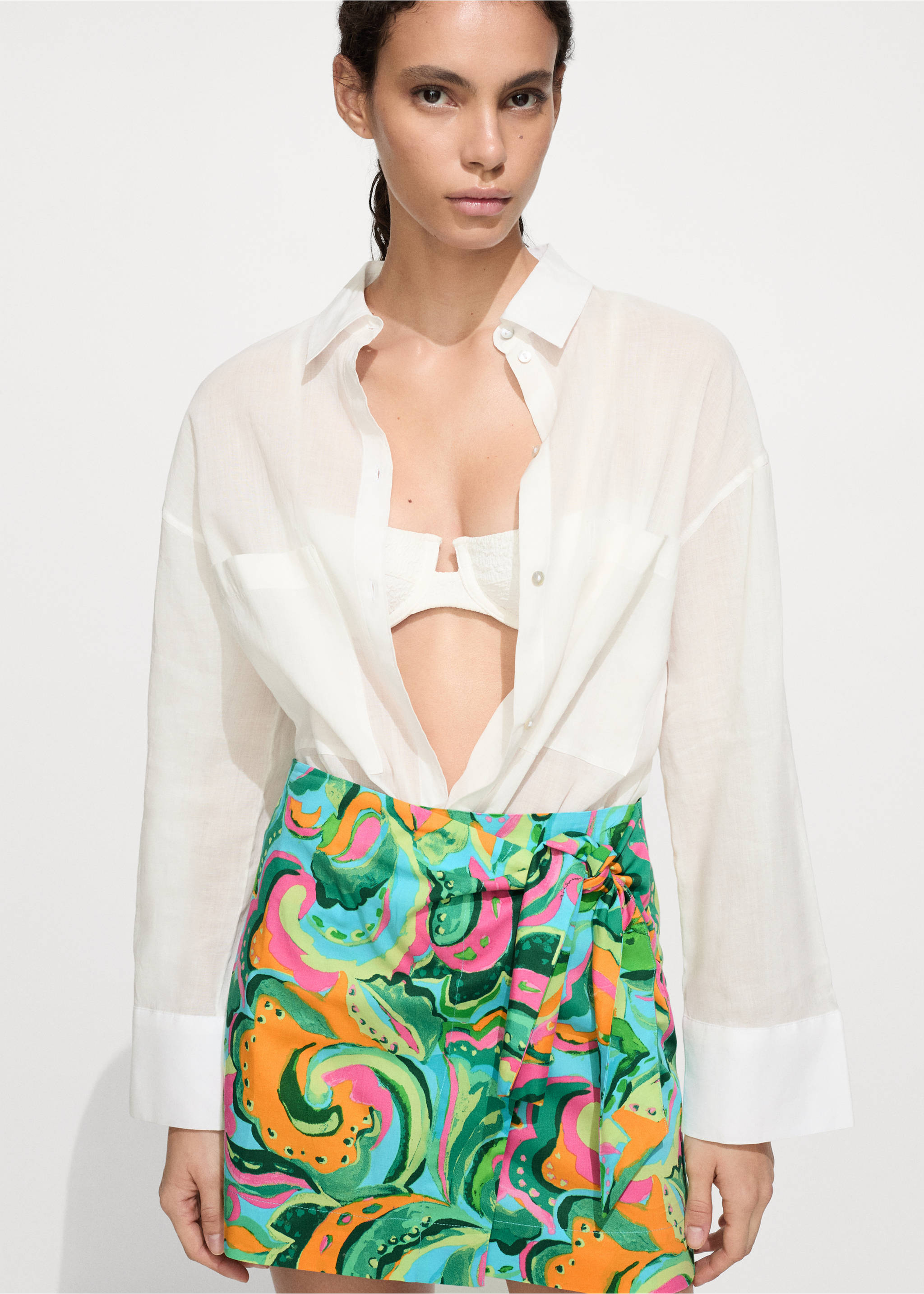 Minispódniczka z nadrukiem i wiązaniem - Plan średni, Zielony. Ref: 77070353-00.